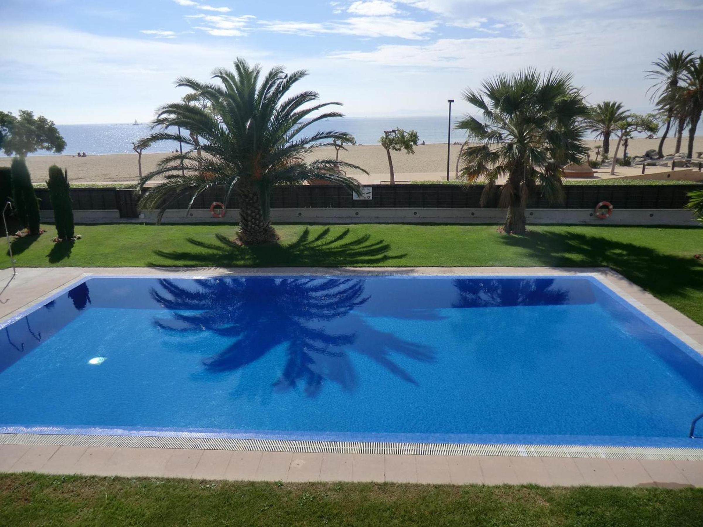 Apartamento en Roses: Primera Línea de Mar, Piscina, Aire Acondicionado, Parking - ES-228-87 view 2