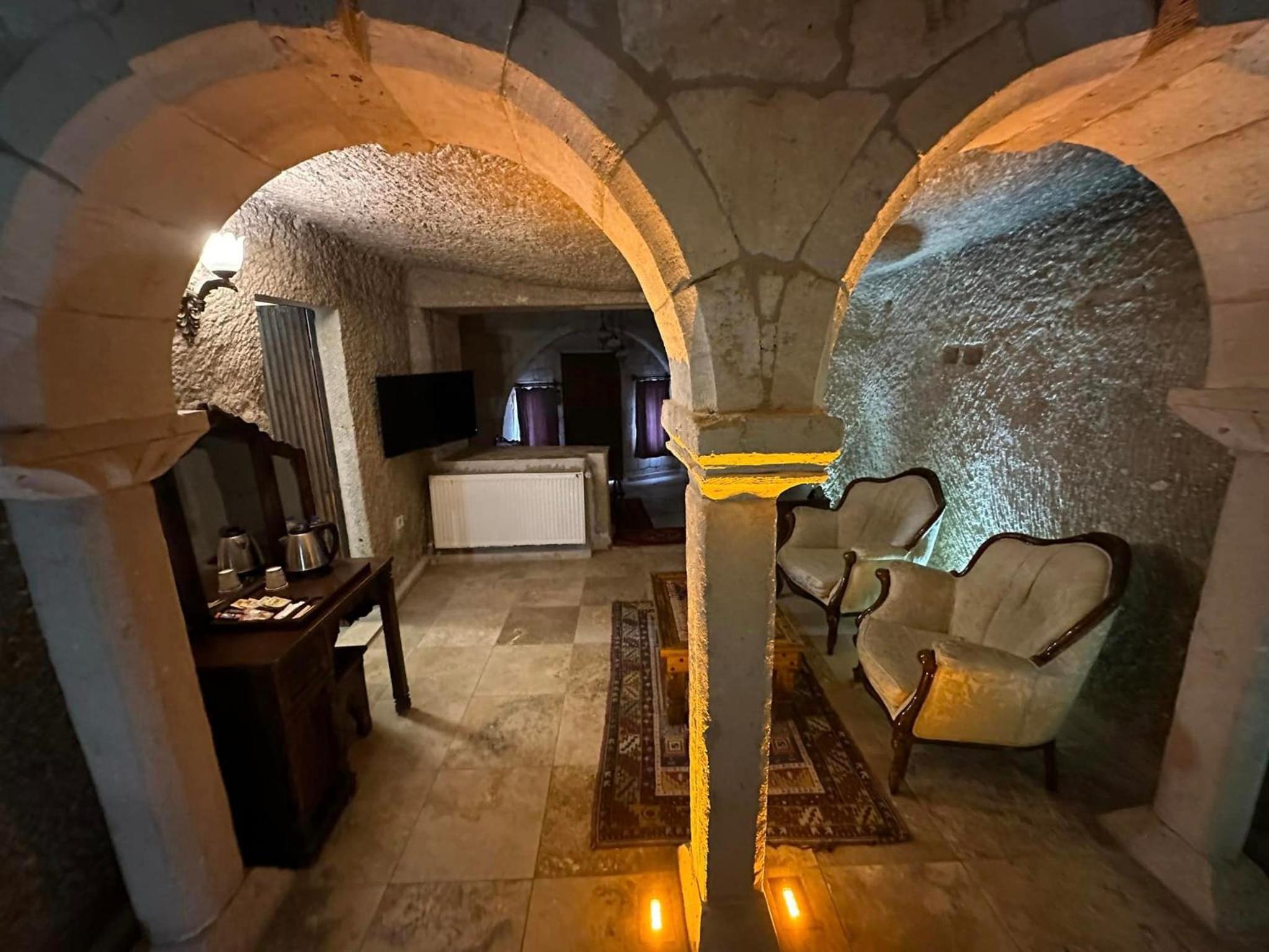 Shoestring Cave House - Image 75