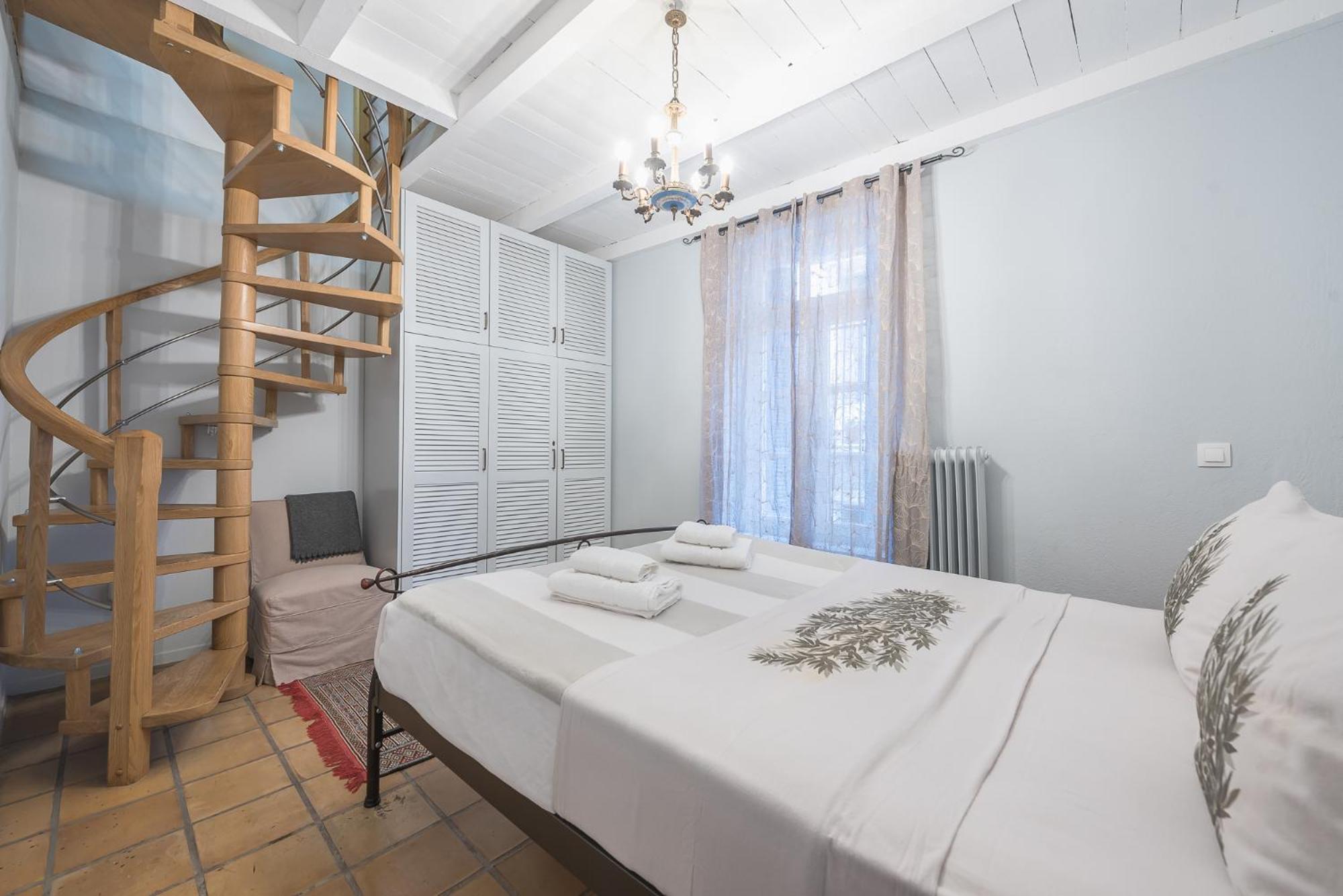 Athenian Niche in Plaka Villa by Athenian Homes