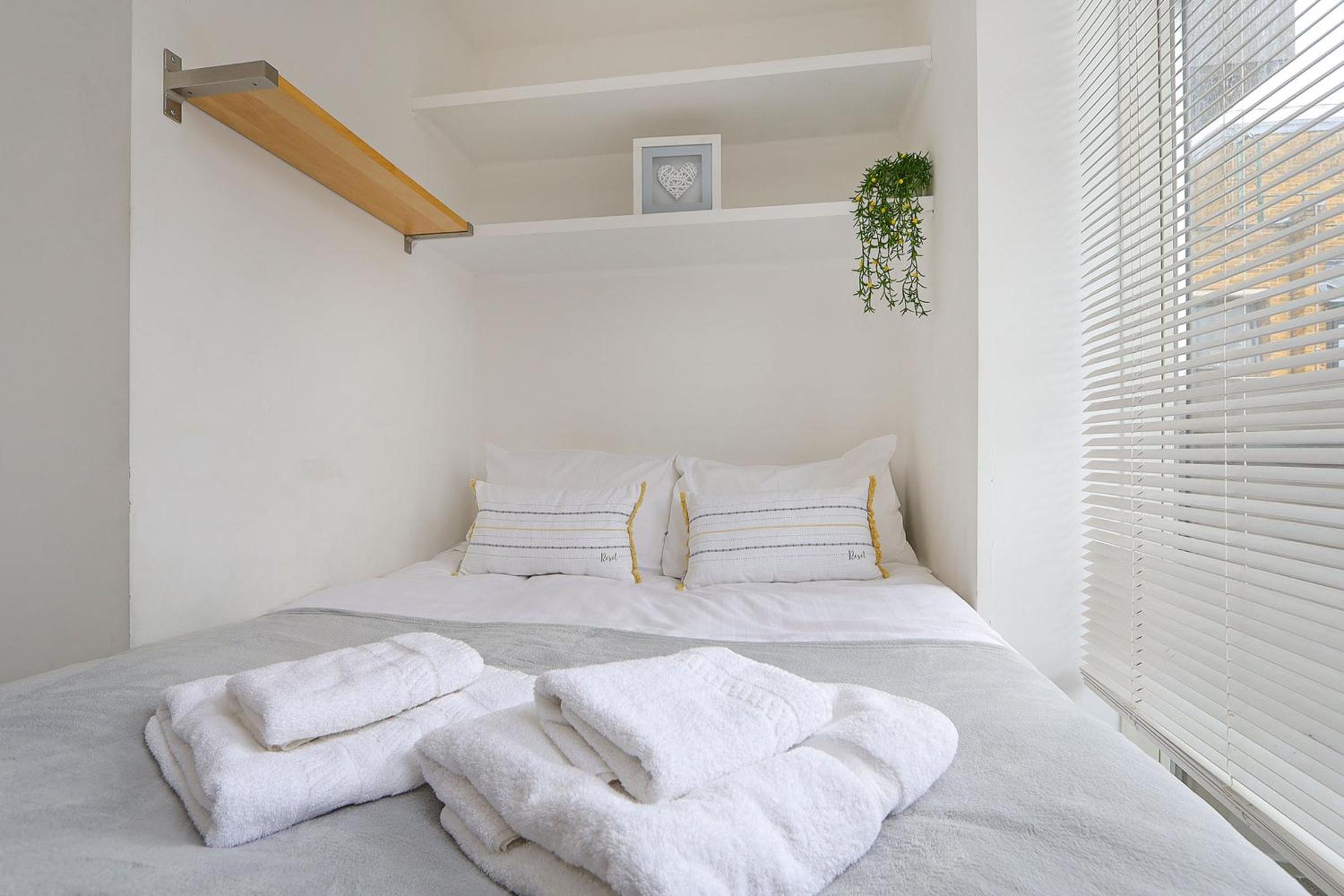 2-bed 2-bath flat around the corner from Portobello Market