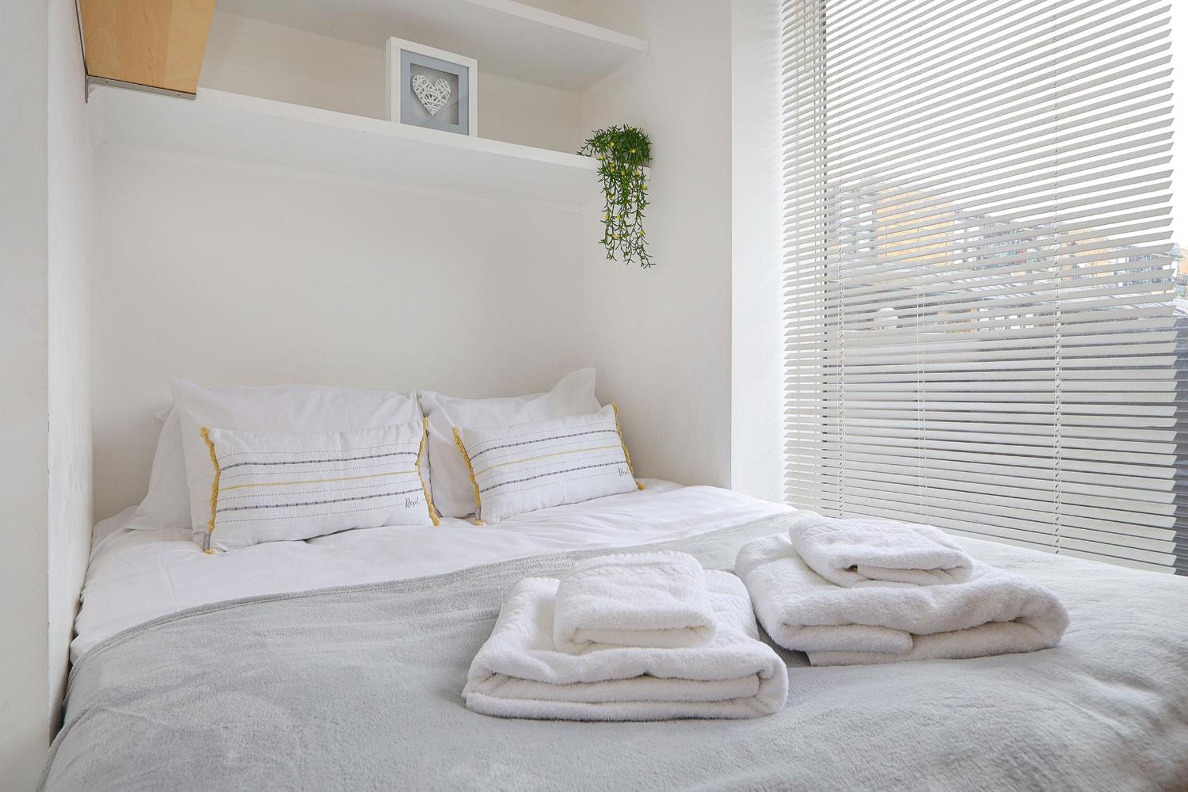 2-bed 2-bath flat around the corner from Portobello Market