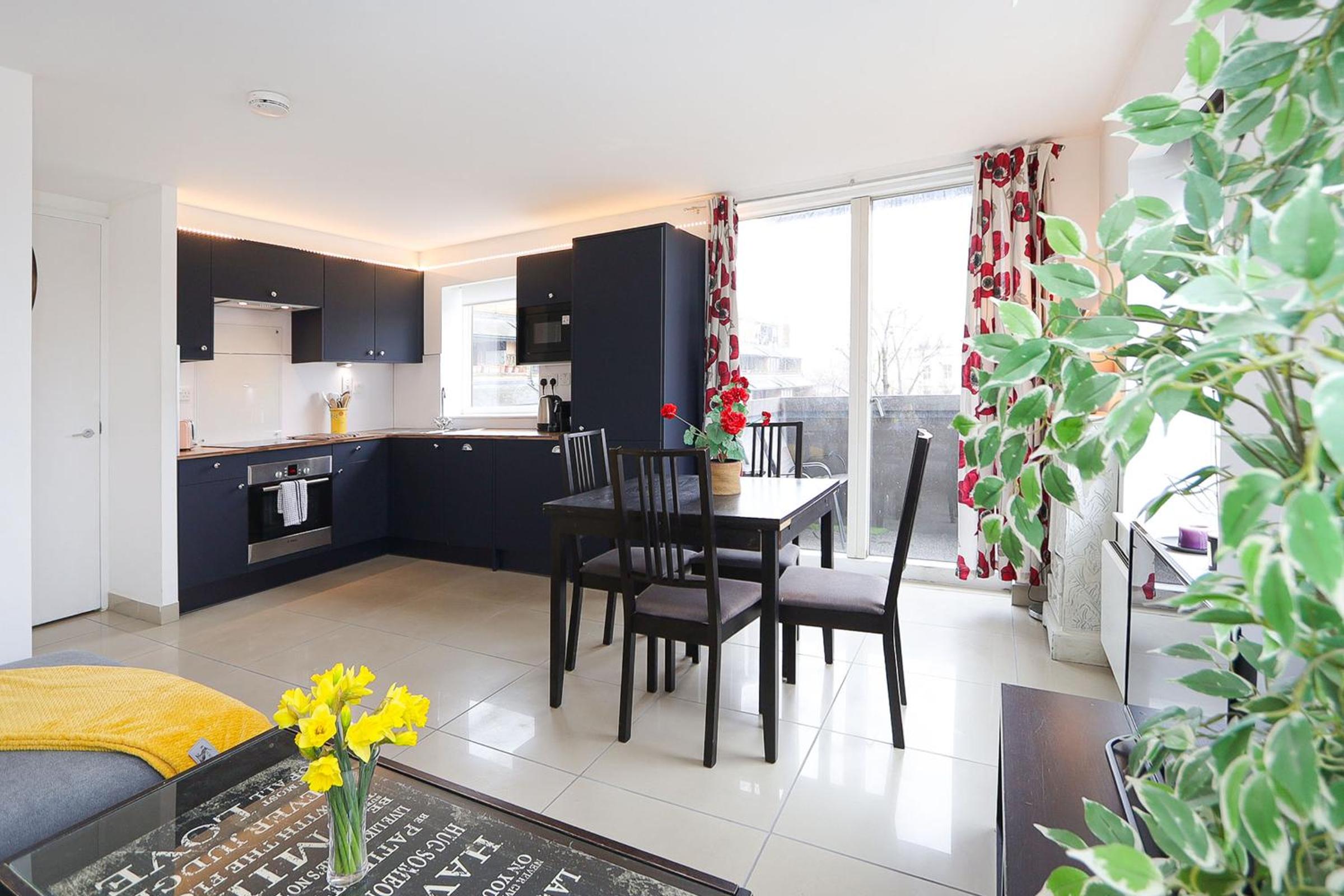 2-bed 2-bath flat around the corner from Portobello Market