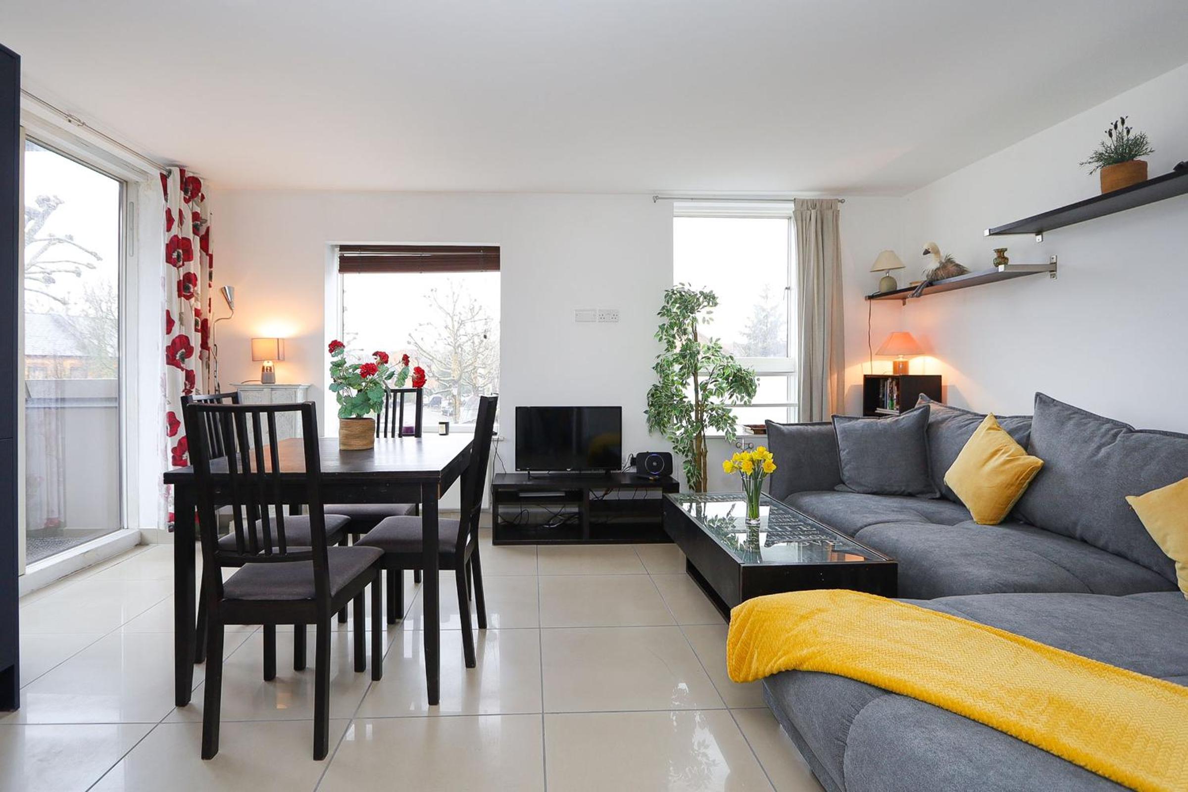 2-bed 2-bath flat around the corner from Portobello Market
