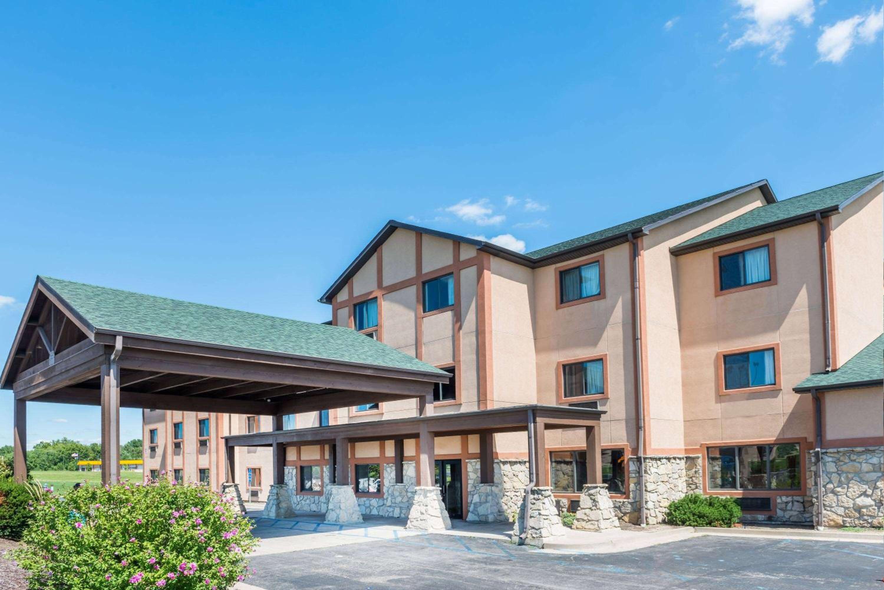 Columbia Vacations - Super 8 by Wyndham Columbia East - Property Image 1