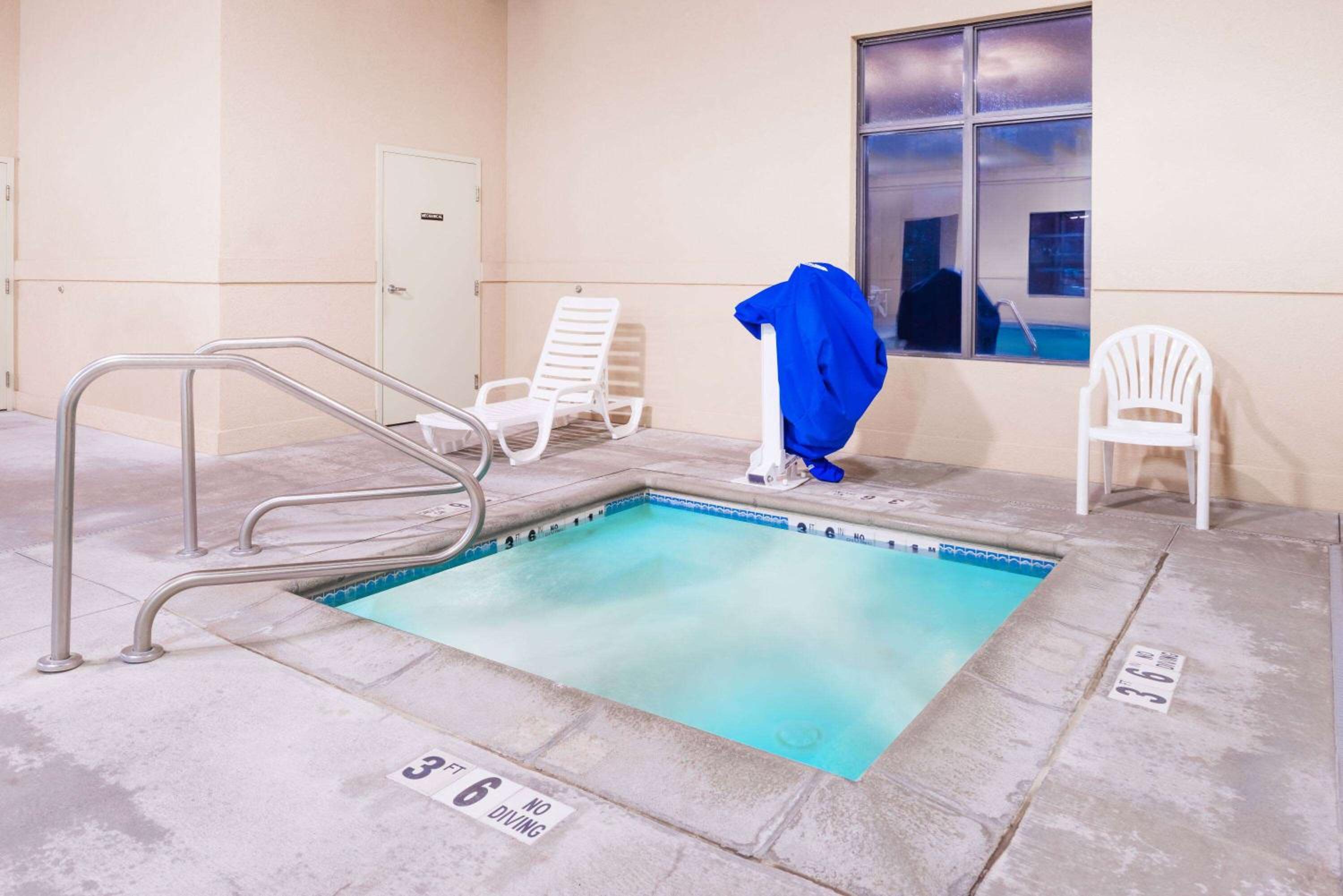 Columbia Vacations - Super 8 by Wyndham Columbia East - Property Image 22