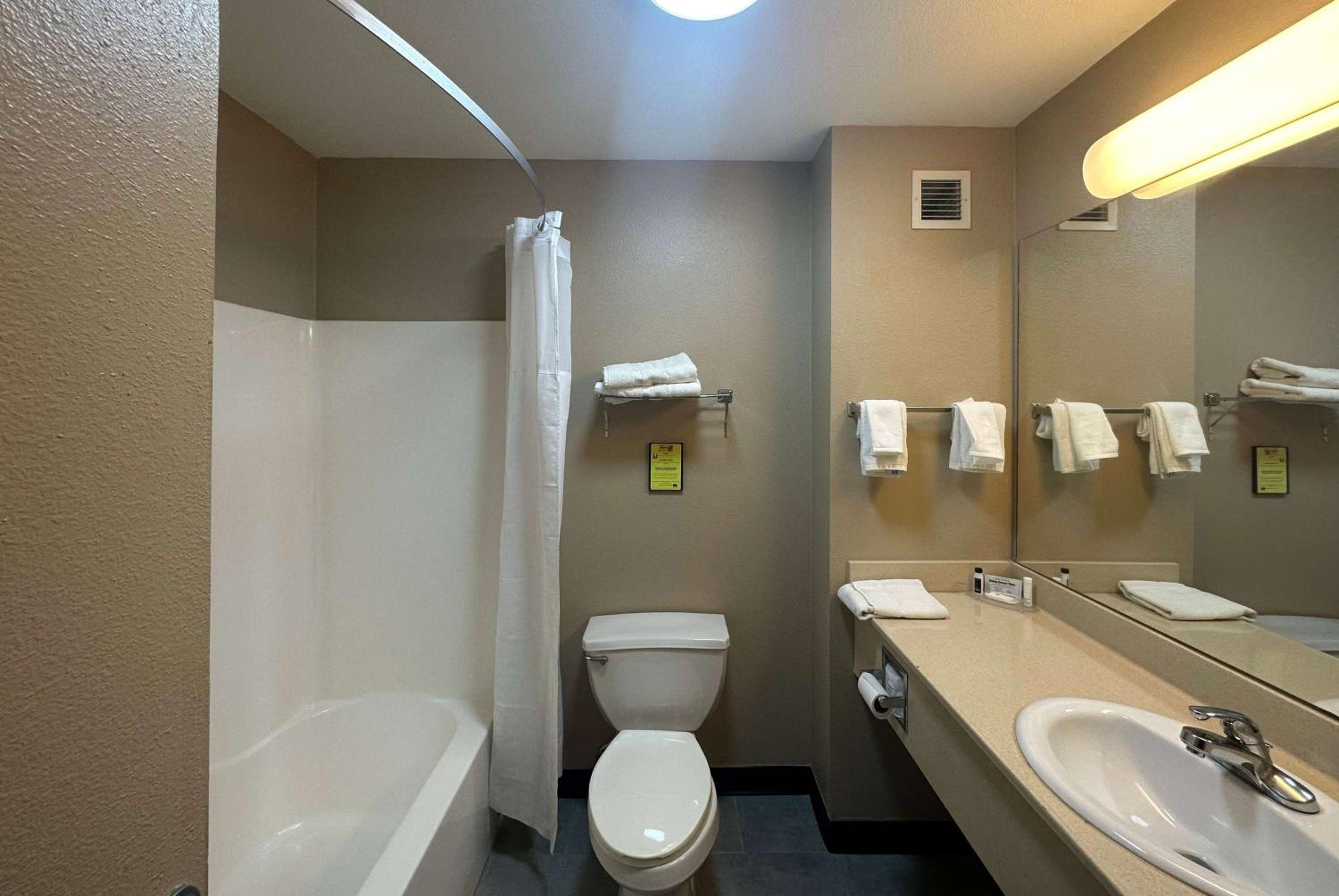 Columbia Vacations - Super 8 by Wyndham Columbia East - Property Image 19