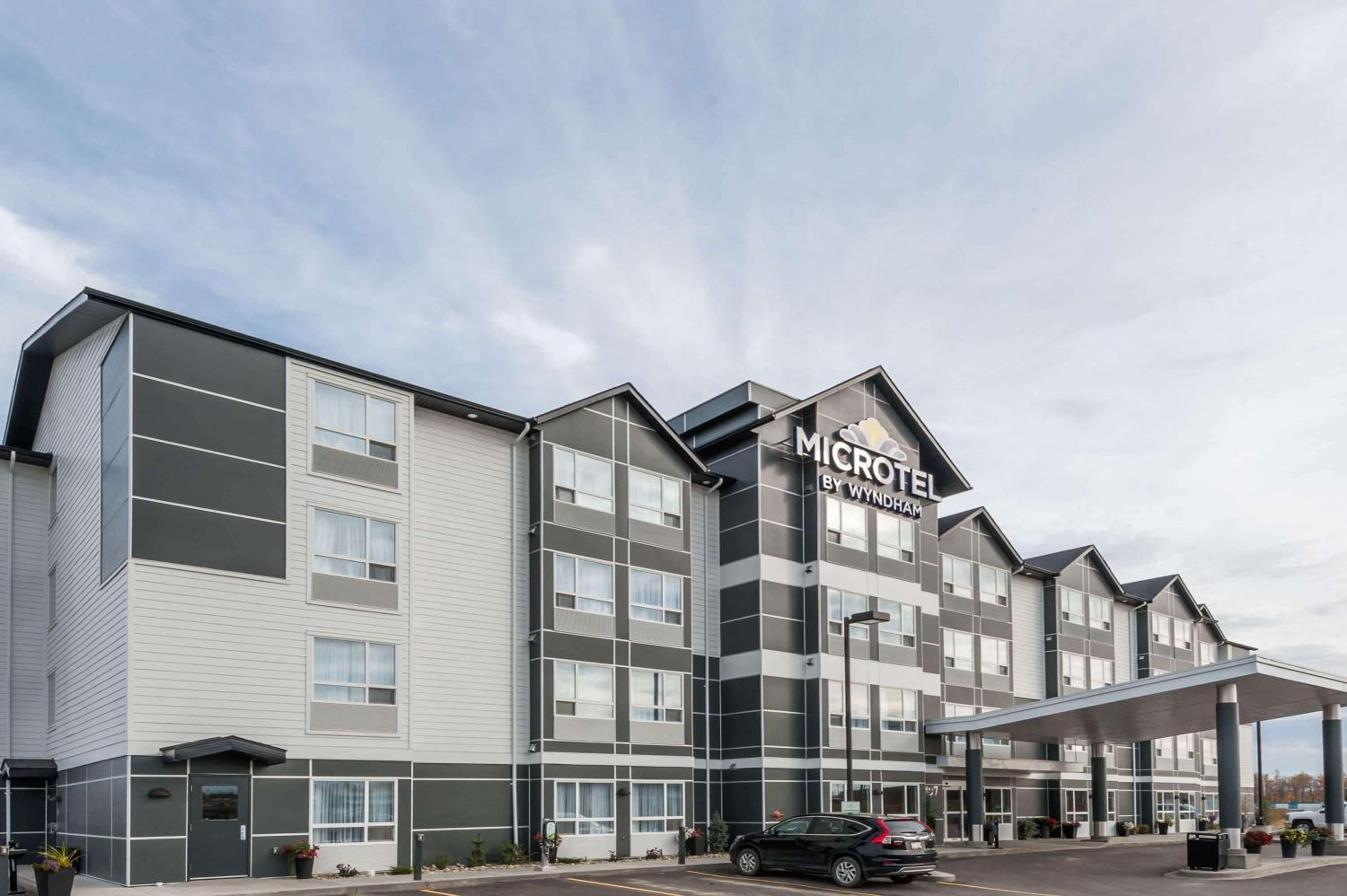 Hotel Microtel Inn & Suites by Wyndham Fort Saint John - Image 1