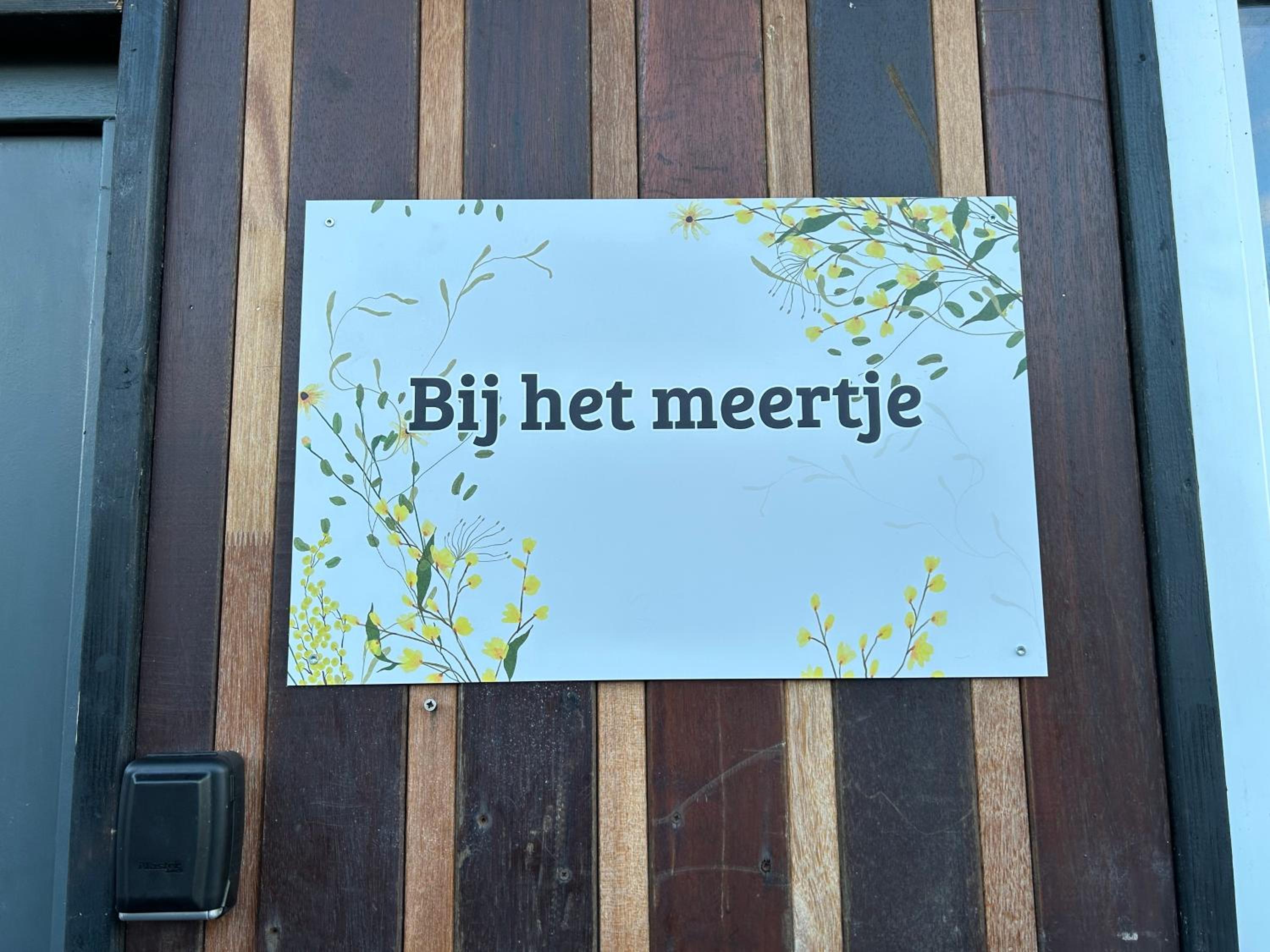 Bij het meertje! view 3