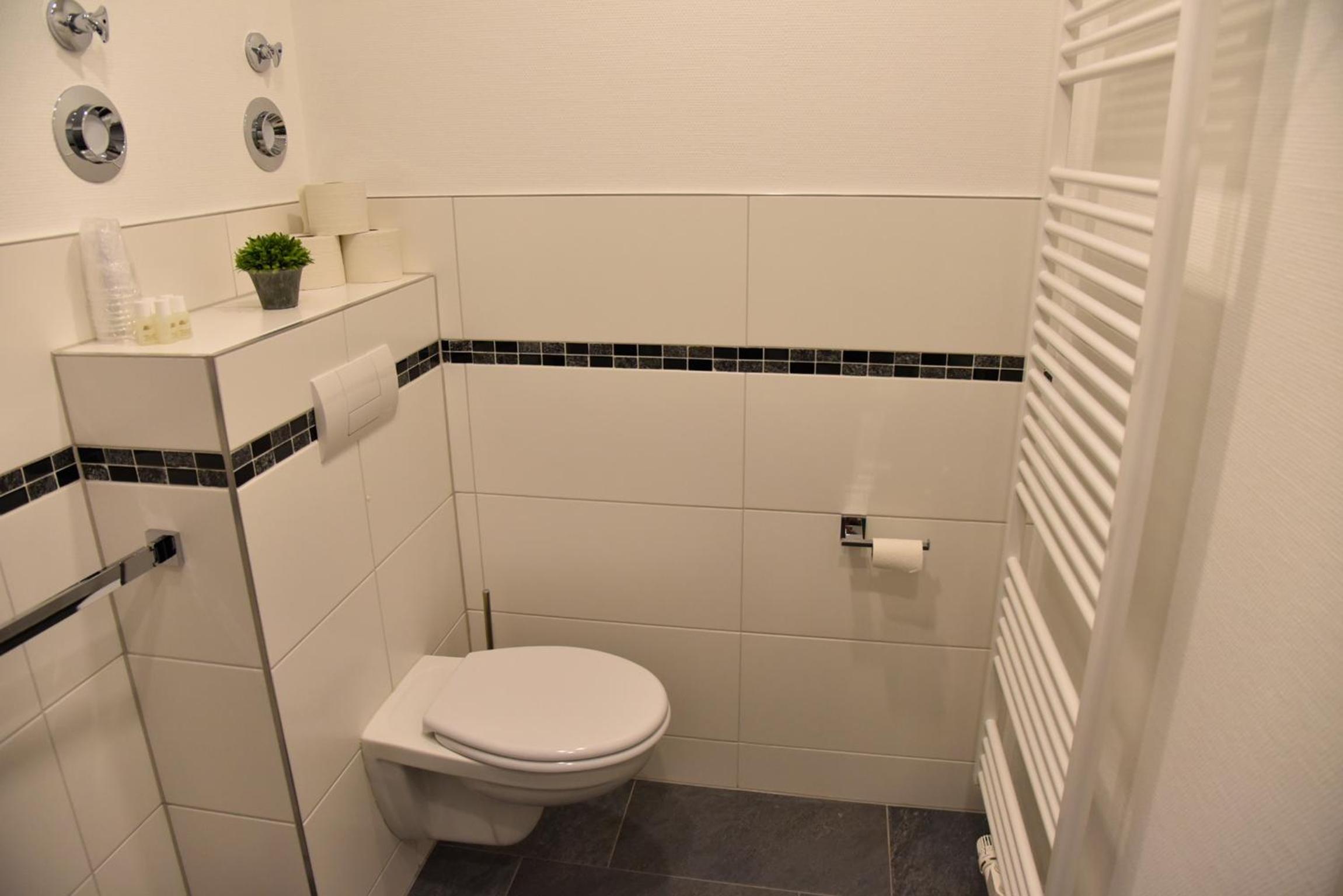 Am Schloss 15 en Schwerin — bathroom