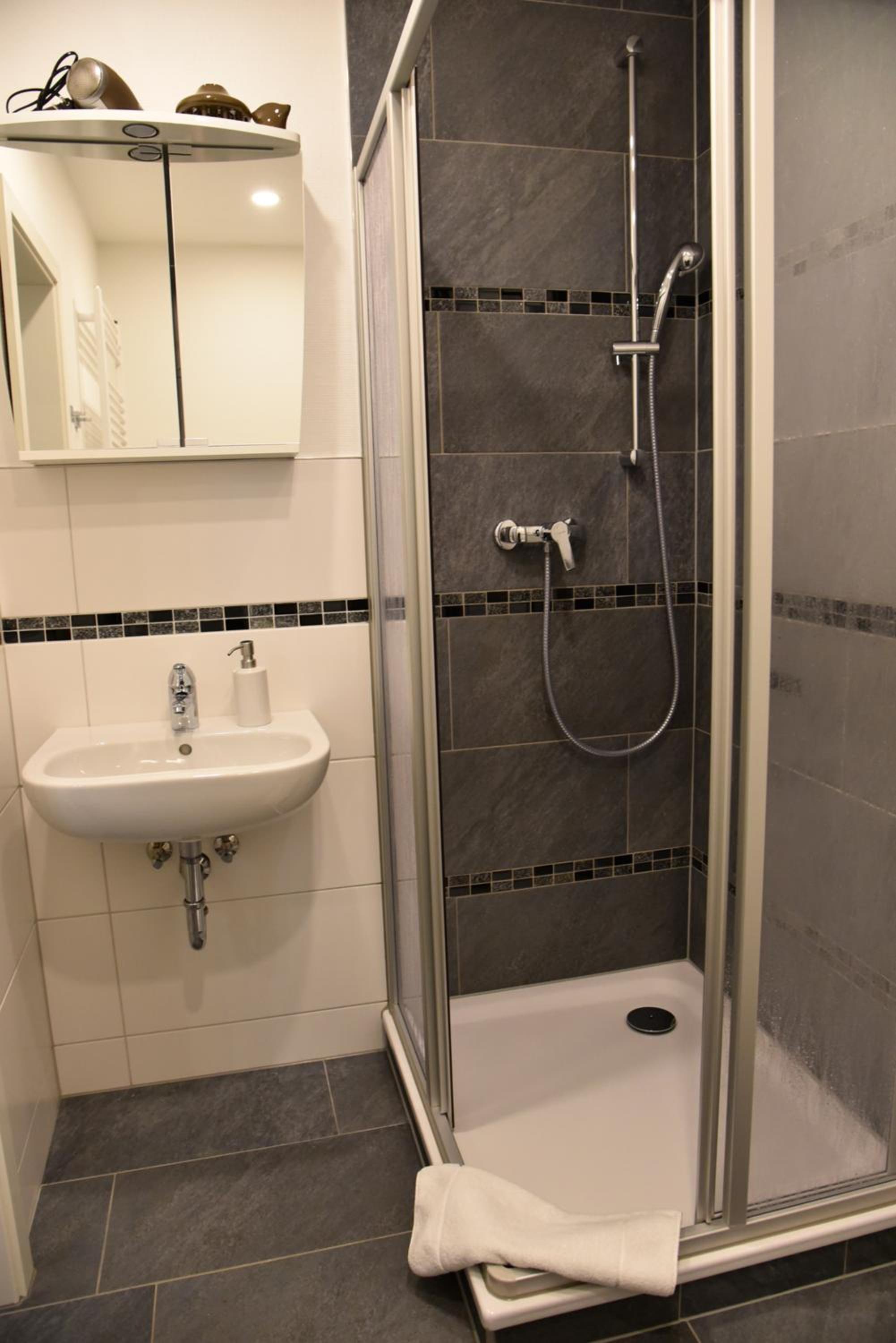 Am Schloss 15 en Schwerin — bathroom