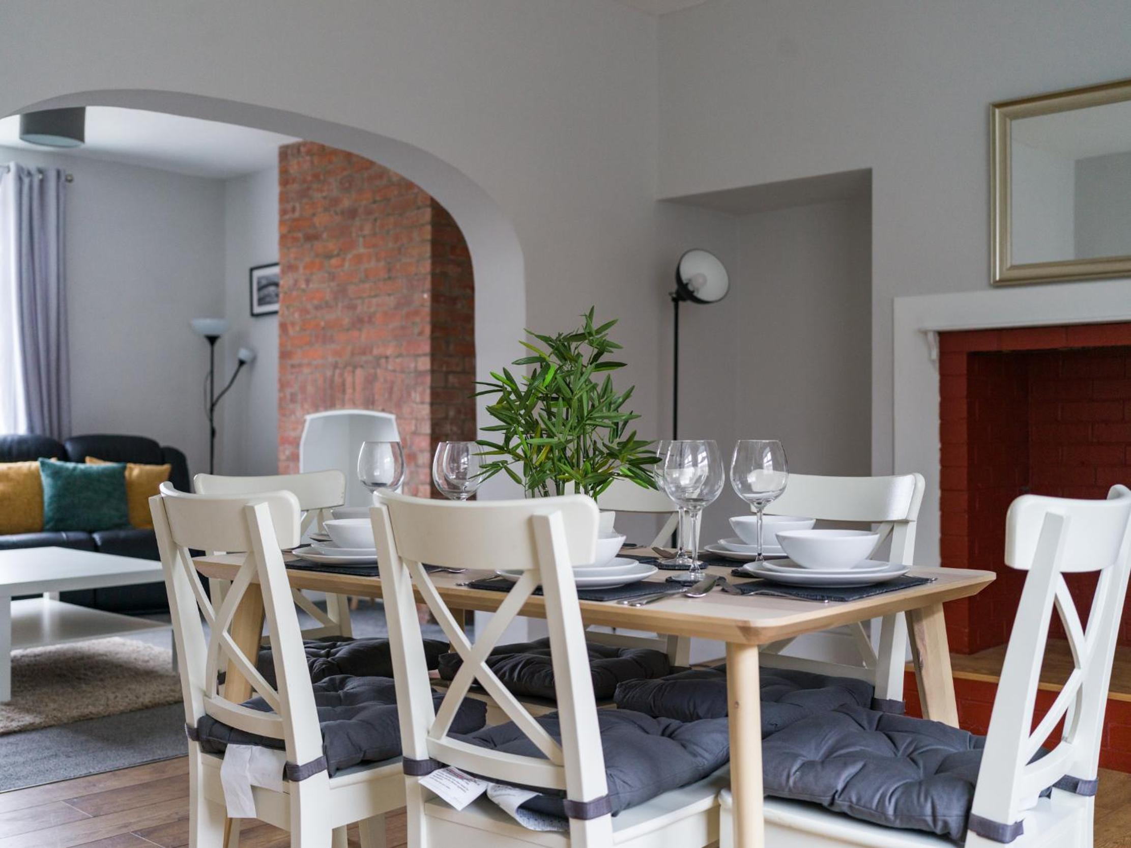 East House-Sleeps 5-Pet friendly-Garden-Parking