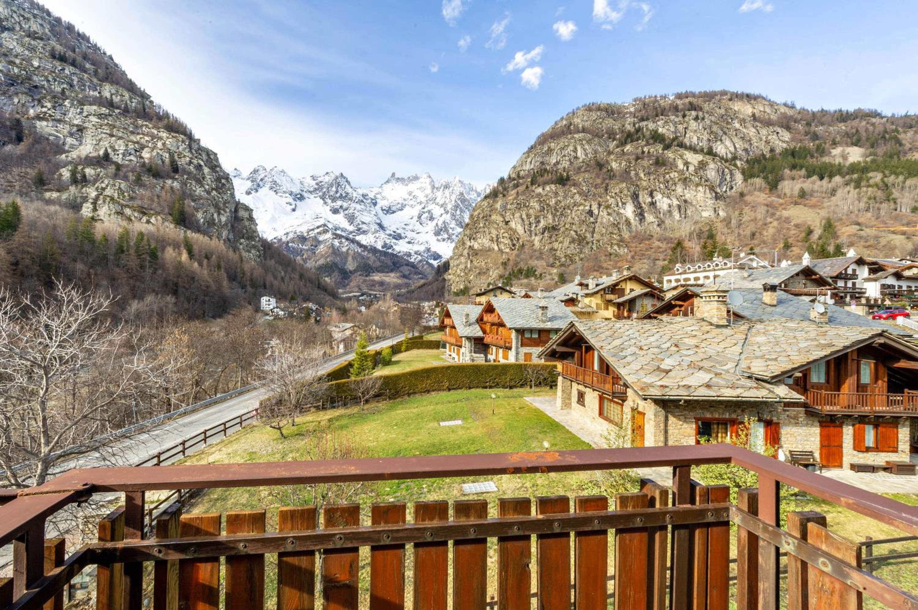 In centro a Courmayeur Mont Blanc view 2