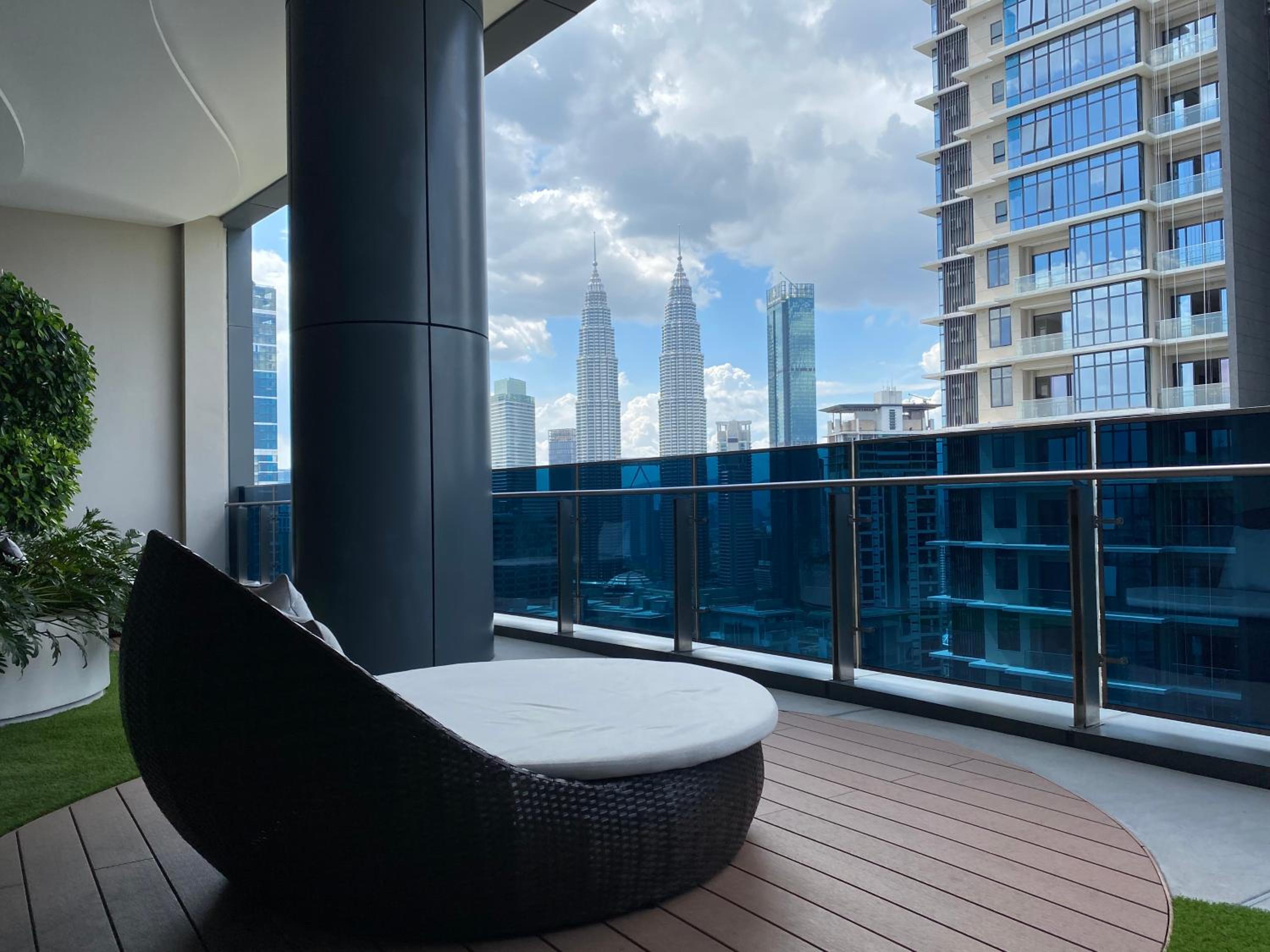 Amazing KLCC SKY view infinity pool Eaton Residences Suites
