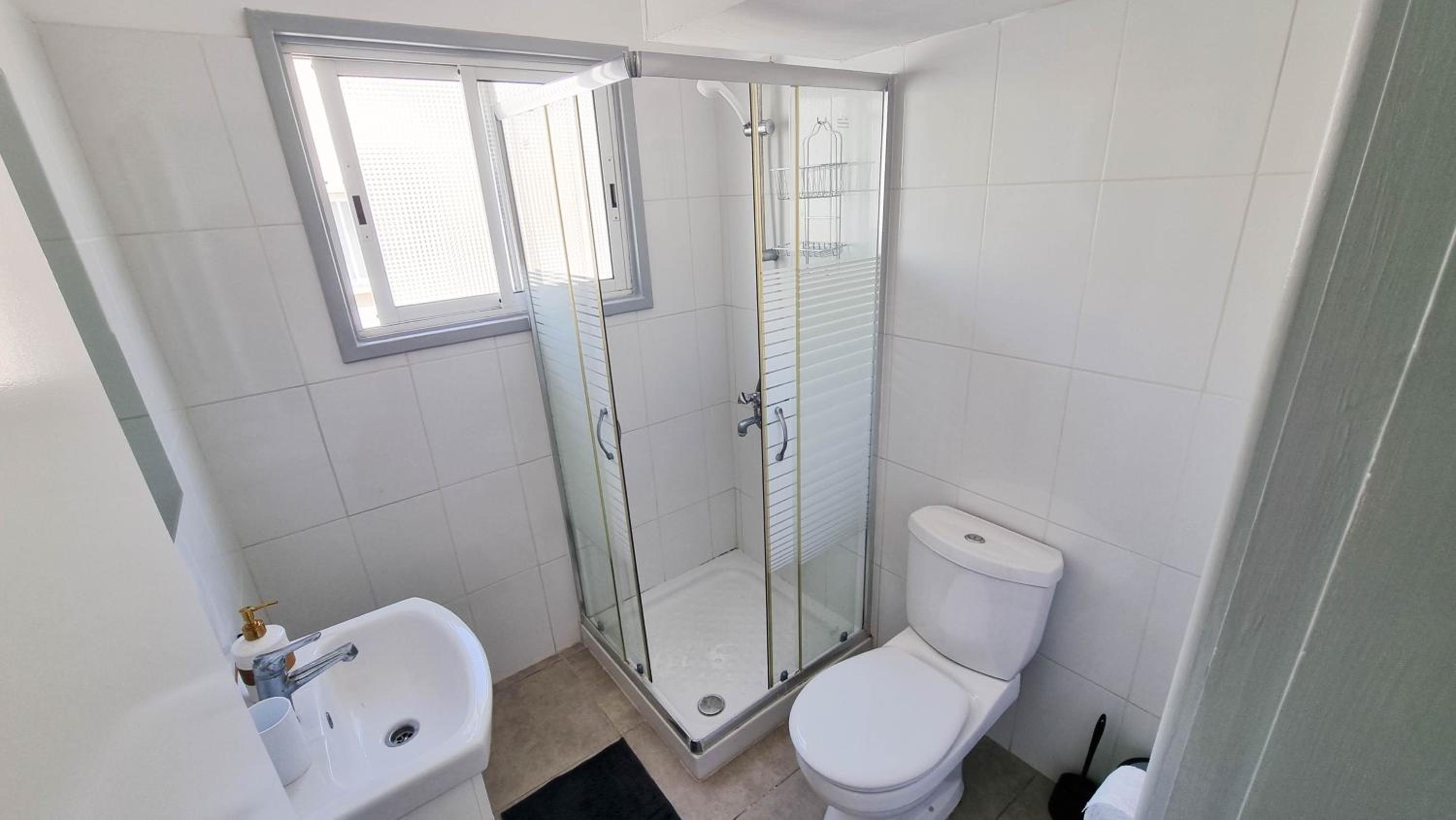 Modern Retreat: 2br Stylish Apt with Comfy Rooms! Smart TV with 200MBPS Internet