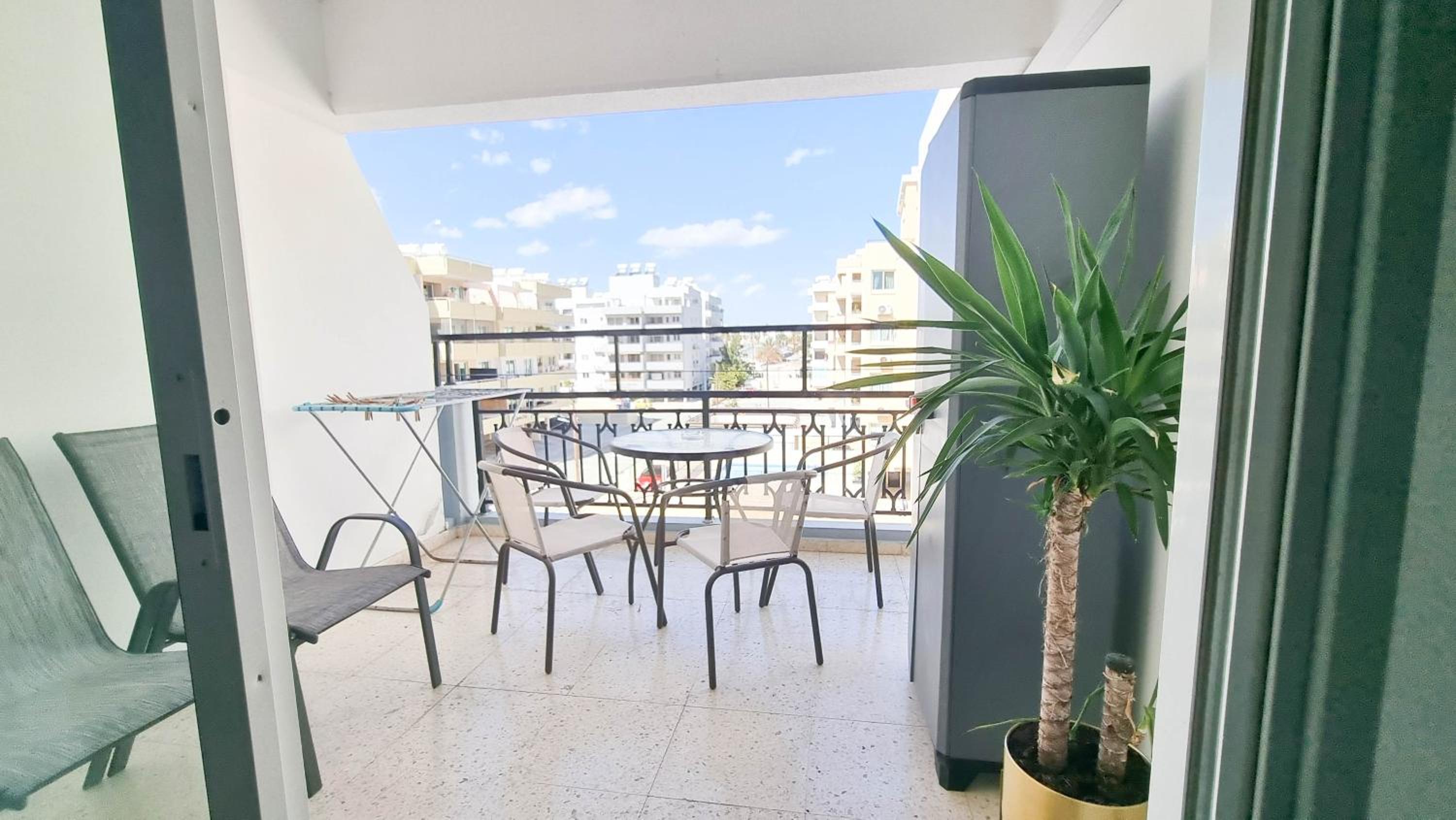 Modern Retreat: 2br Stylish Apt with Comfy Rooms! Smart TV with 200MBPS Internet