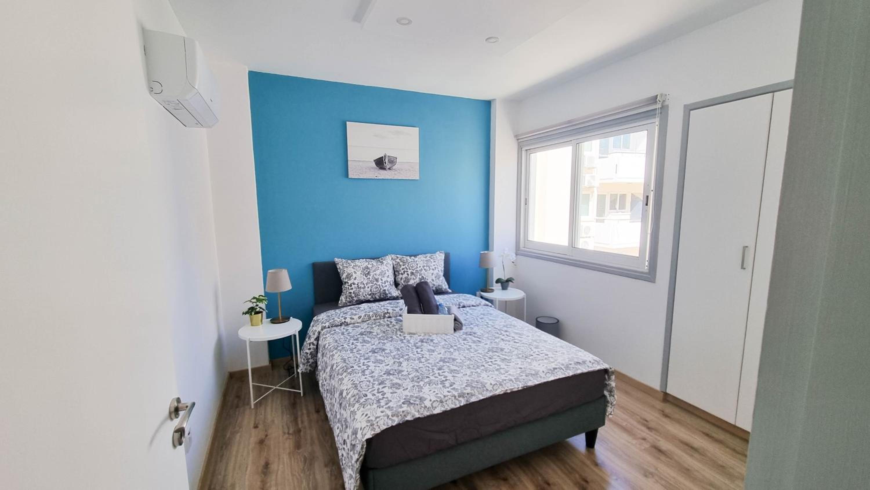 Modern Retreat: 2br Stylish Apt with Comfy Rooms! Smart TV with 200MBPS Internet