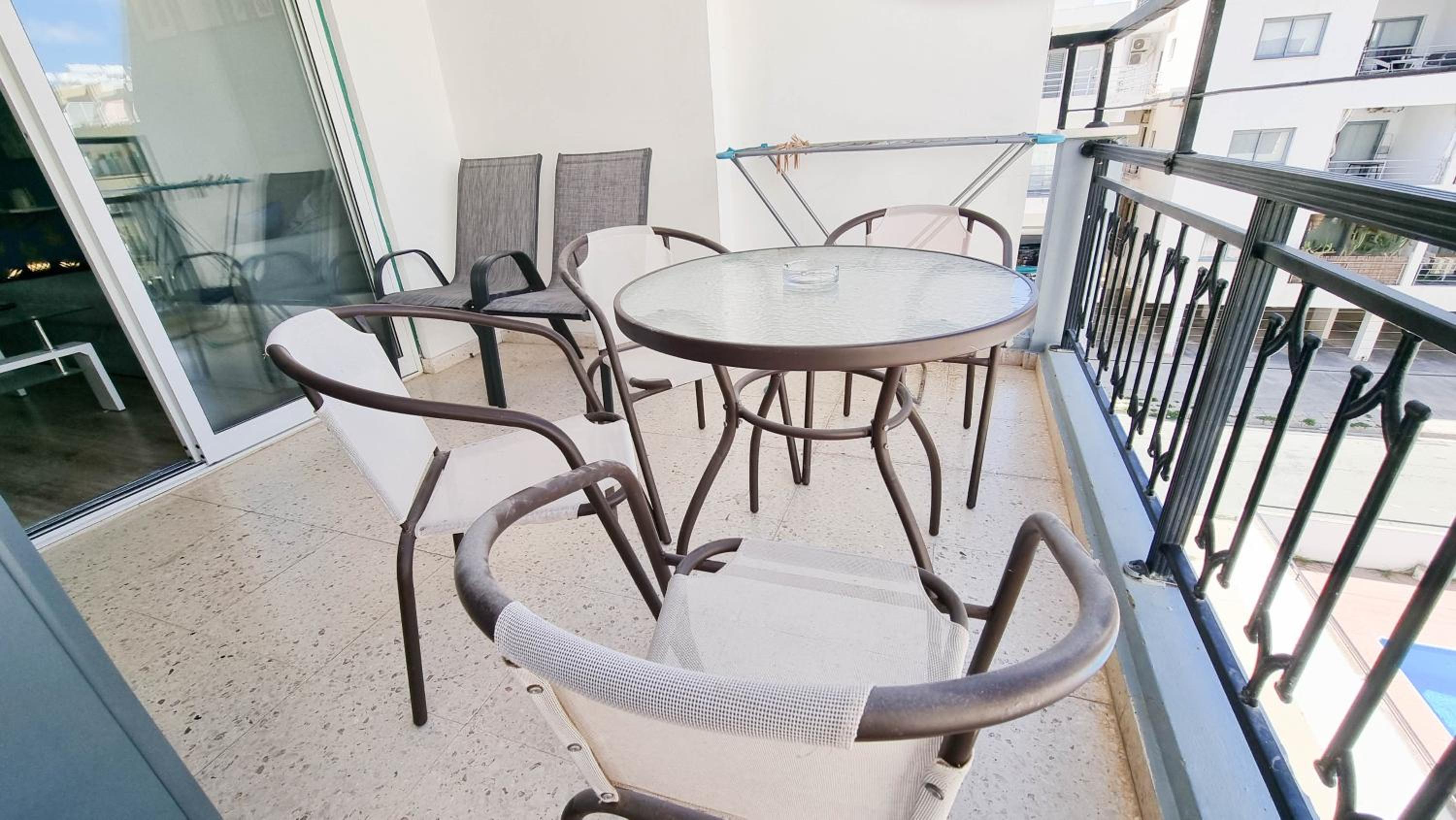 Modern Retreat: 2br Stylish Apt with Comfy Rooms! Smart TV with 200MBPS Internet