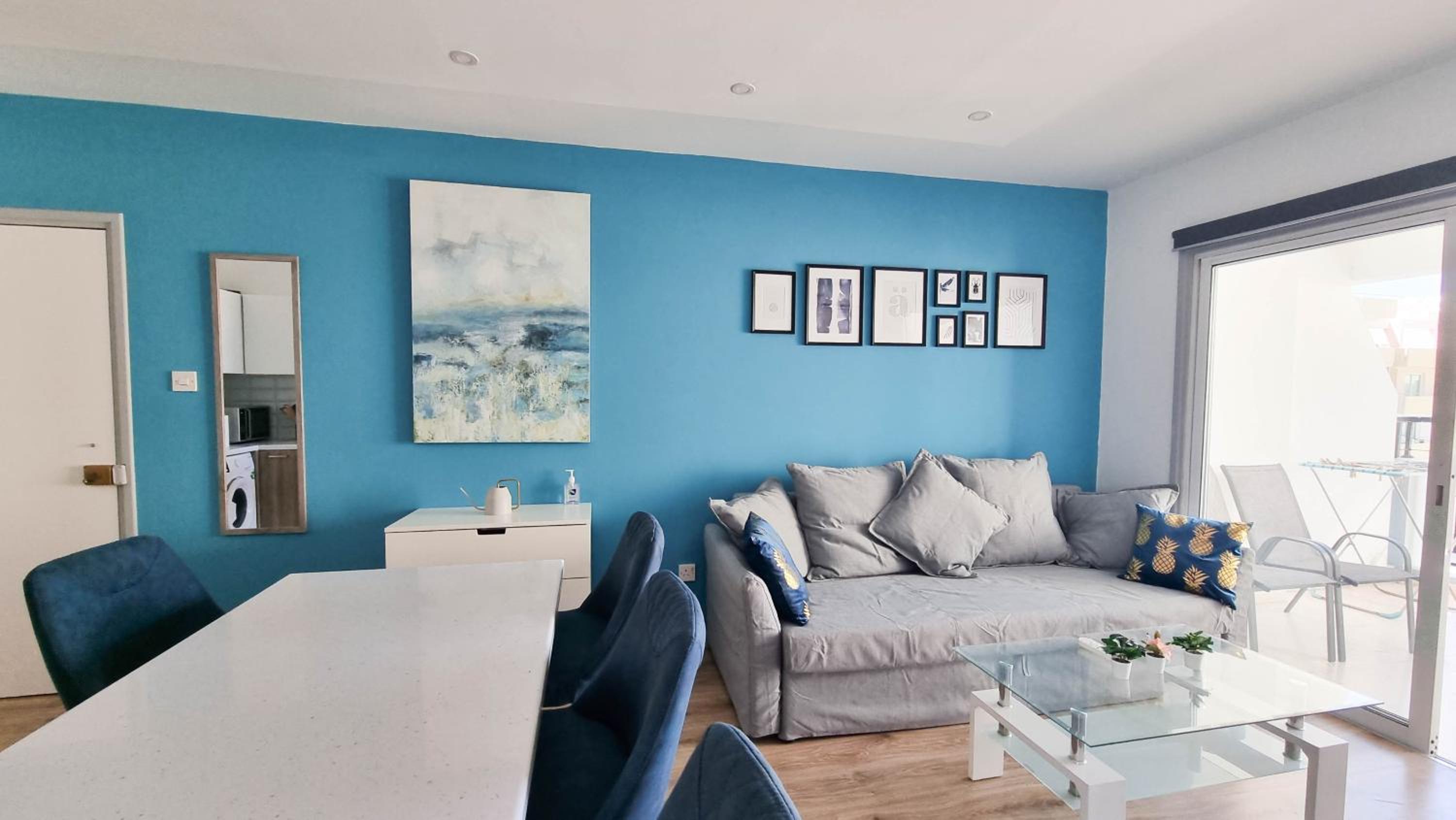 Modern Retreat: 2br Stylish Apt with Comfy Rooms! Smart TV with 200MBPS Internet