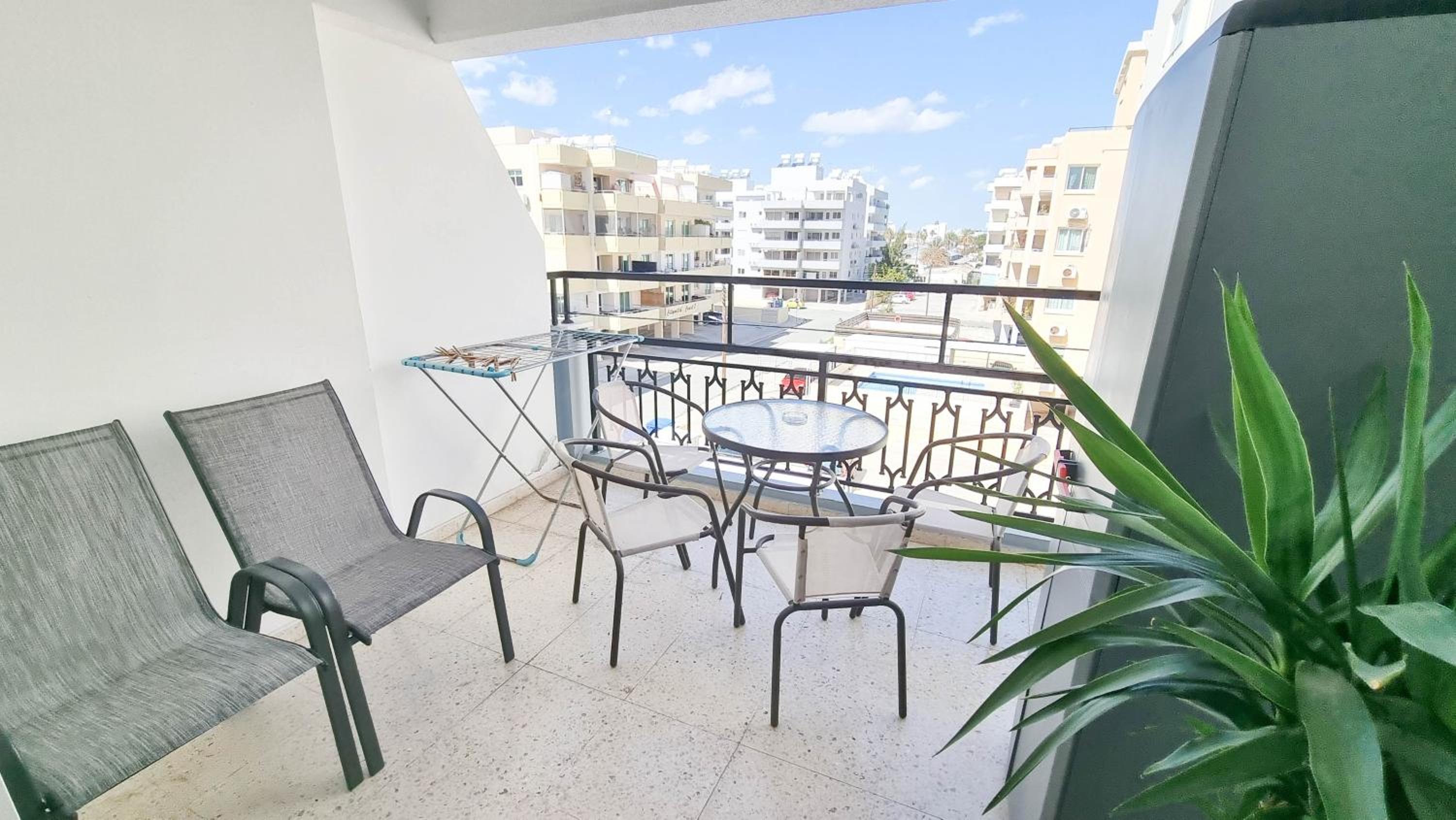 Modern Retreat: 2br Stylish Apt with Comfy Rooms! Smart TV with 200MBPS Internet