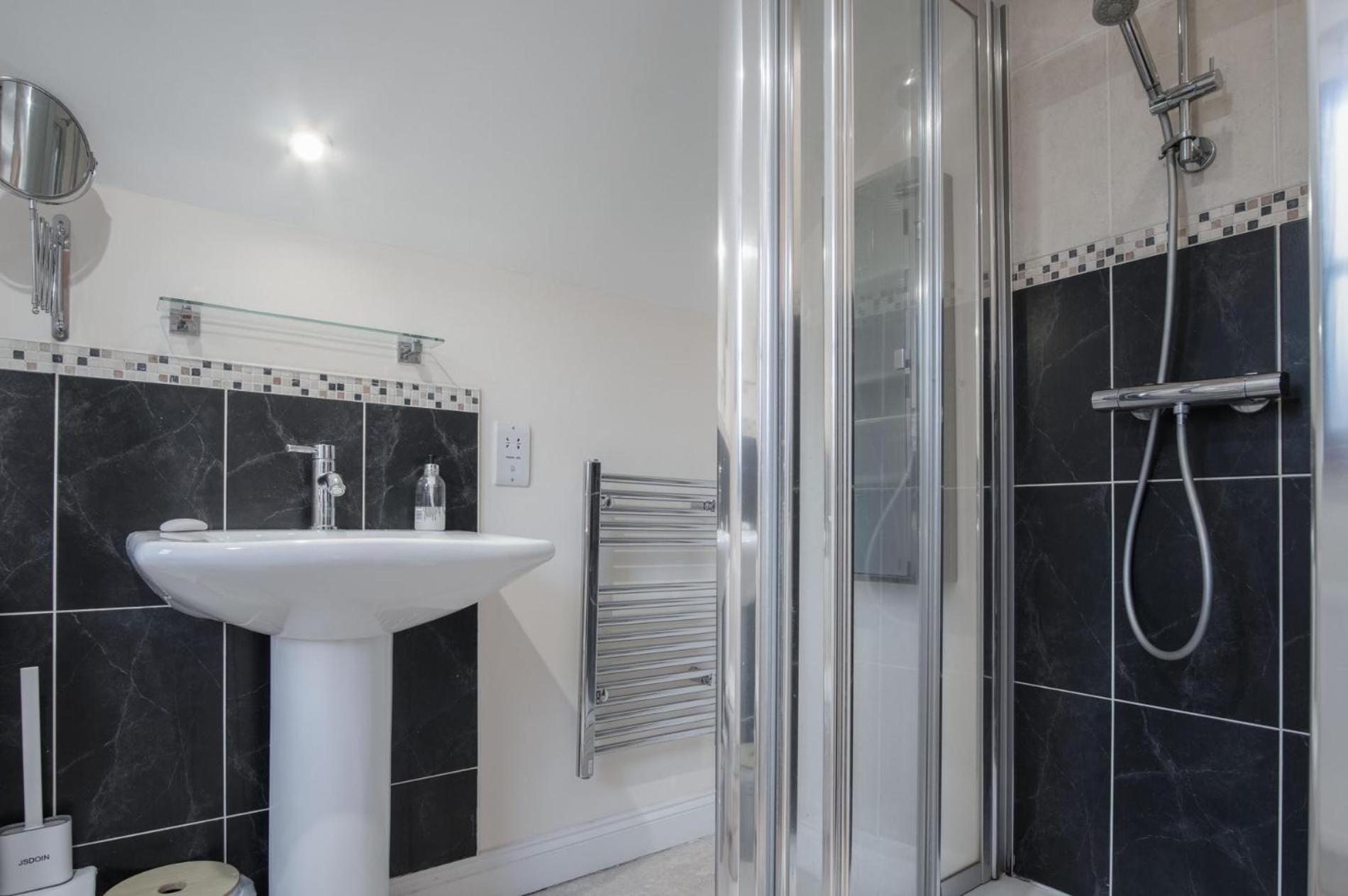 Llais Afon - 3 Bedroom Holiday Home - Fishguard view 3