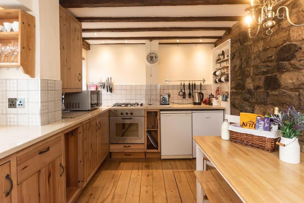 The Cottage on the Square, Wensley - Derbyshire Country Cottage. view 3