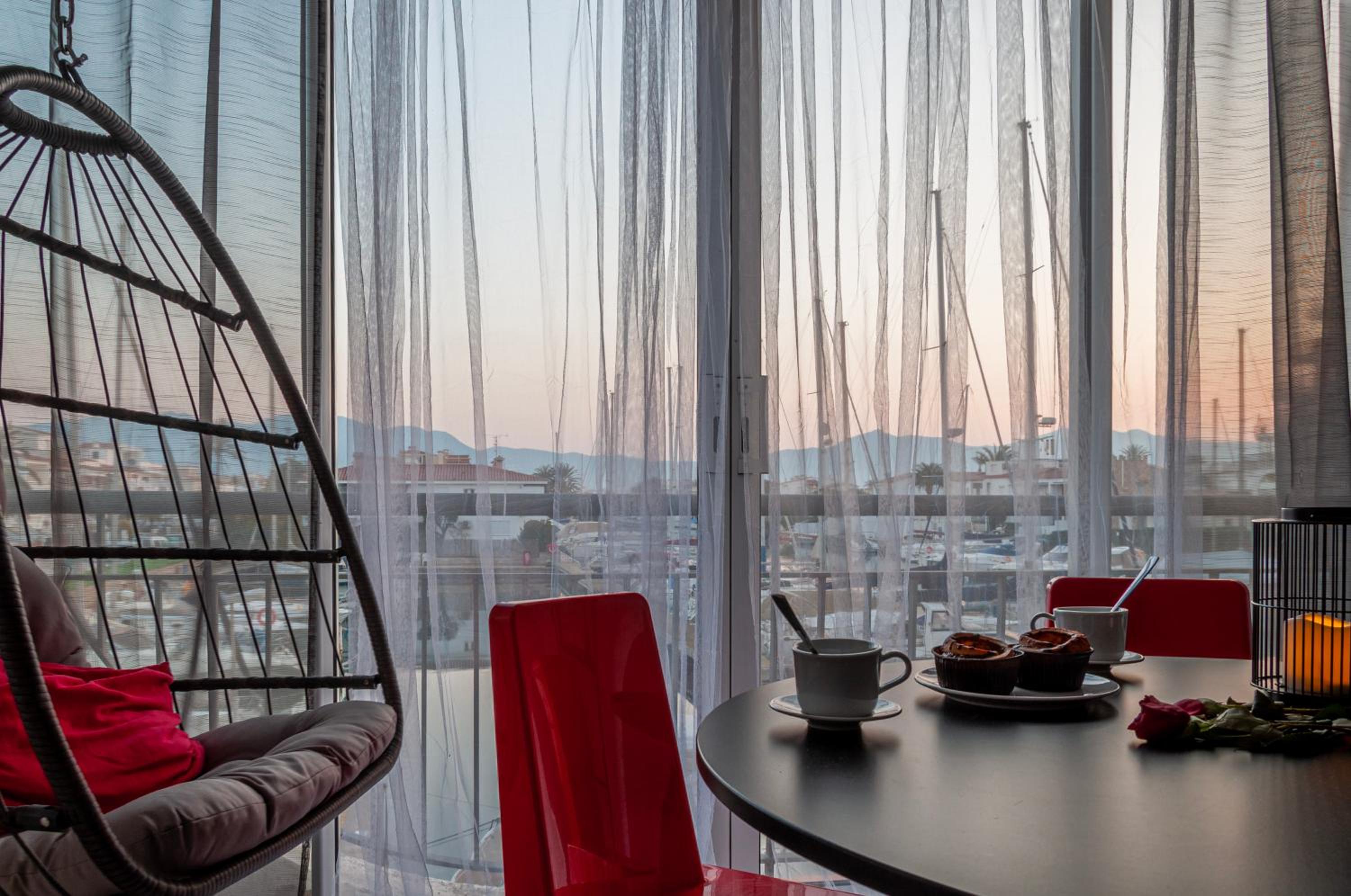 Estudio en 1ª linea con vistas al puerto deportivo by InsideHome view 3