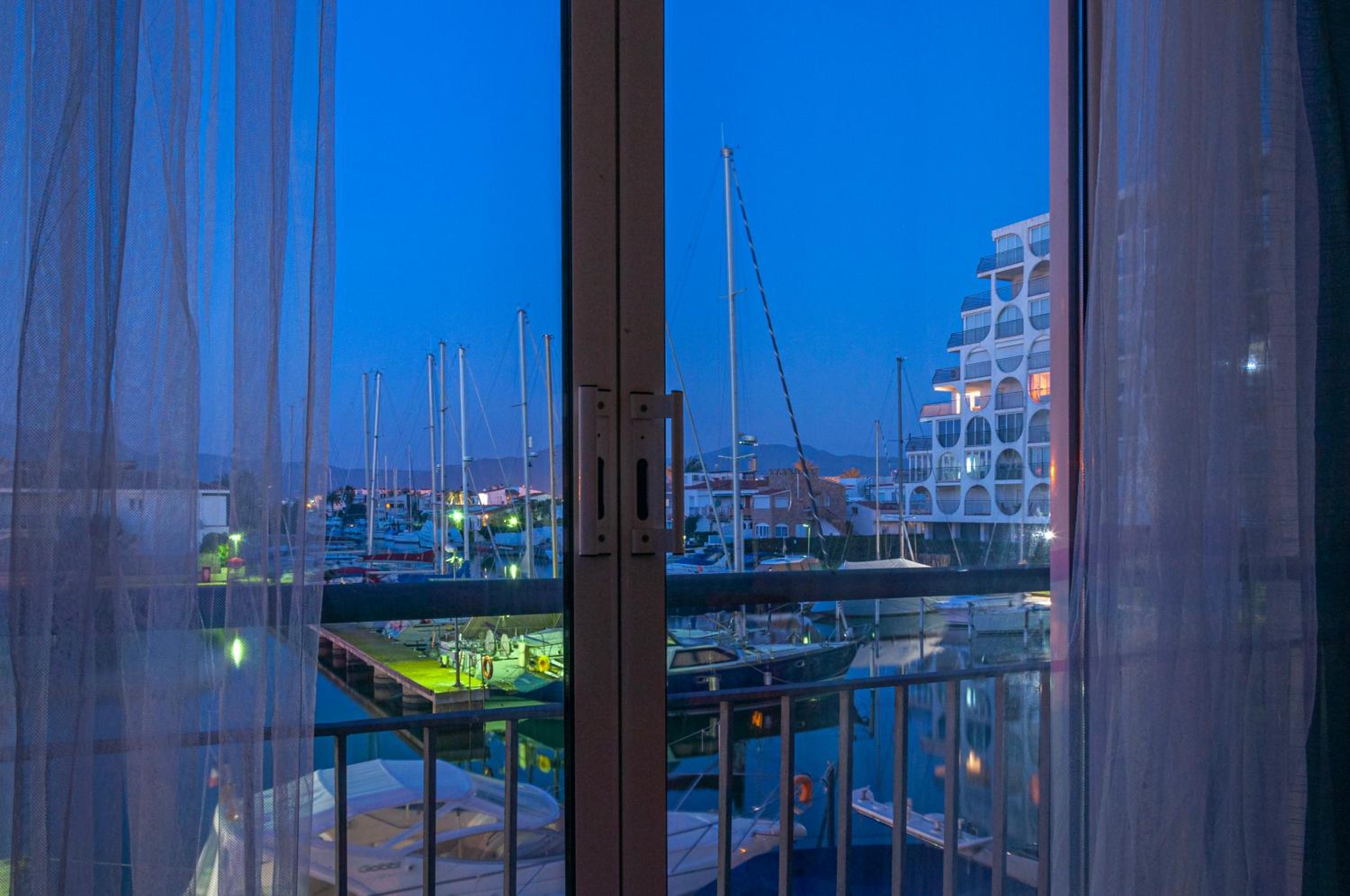 Estudio en 1ª linea con vistas al puerto deportivo by InsideHome view 4