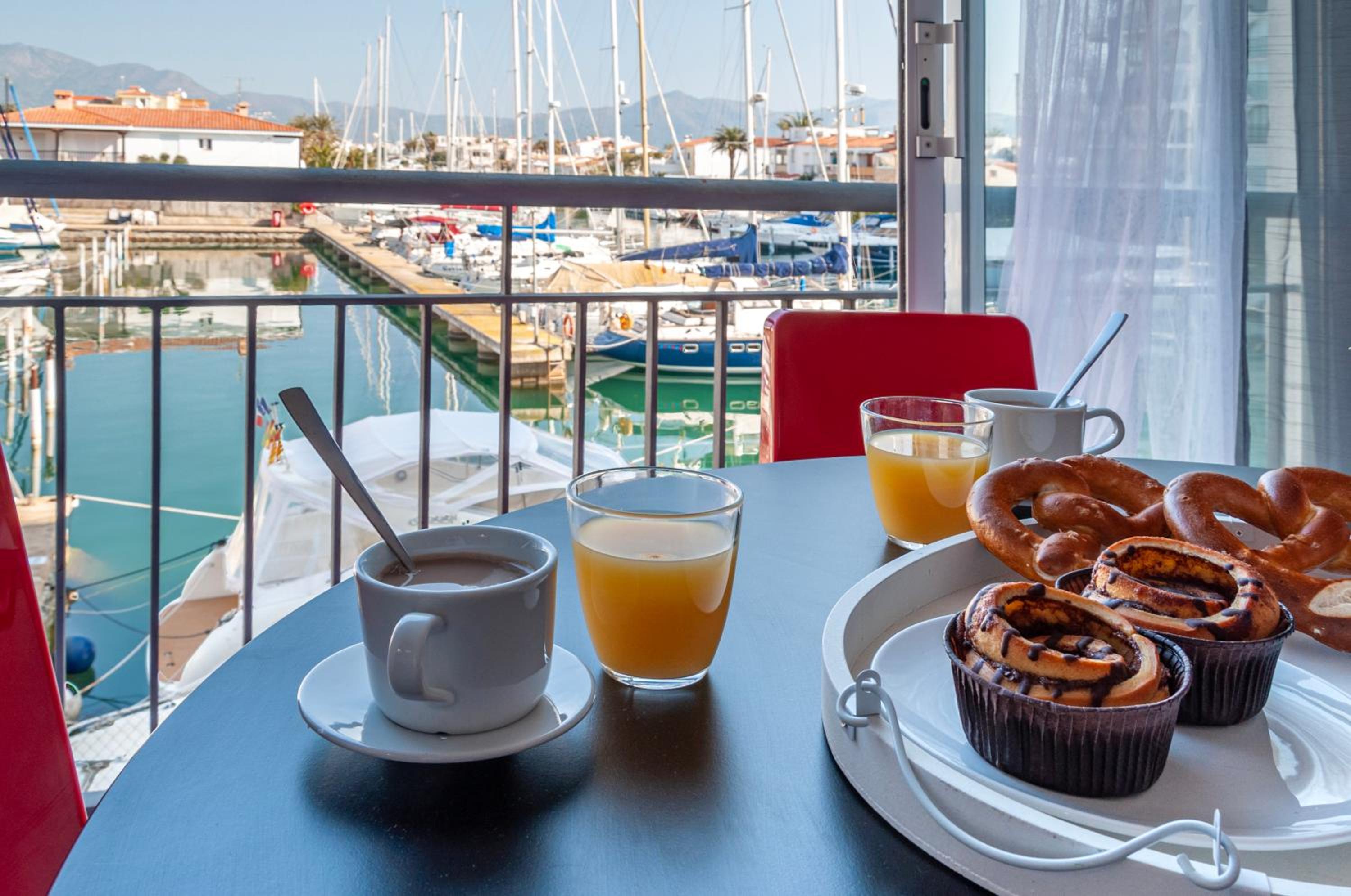 Estudio en 1ª linea con vistas al puerto deportivo by InsideHome view 5