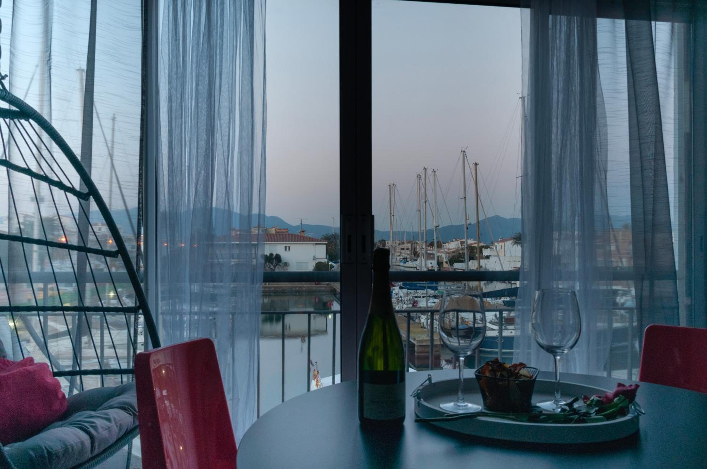 Estudio en 1ª linea con vistas al puerto deportivo by InsideHome view 2