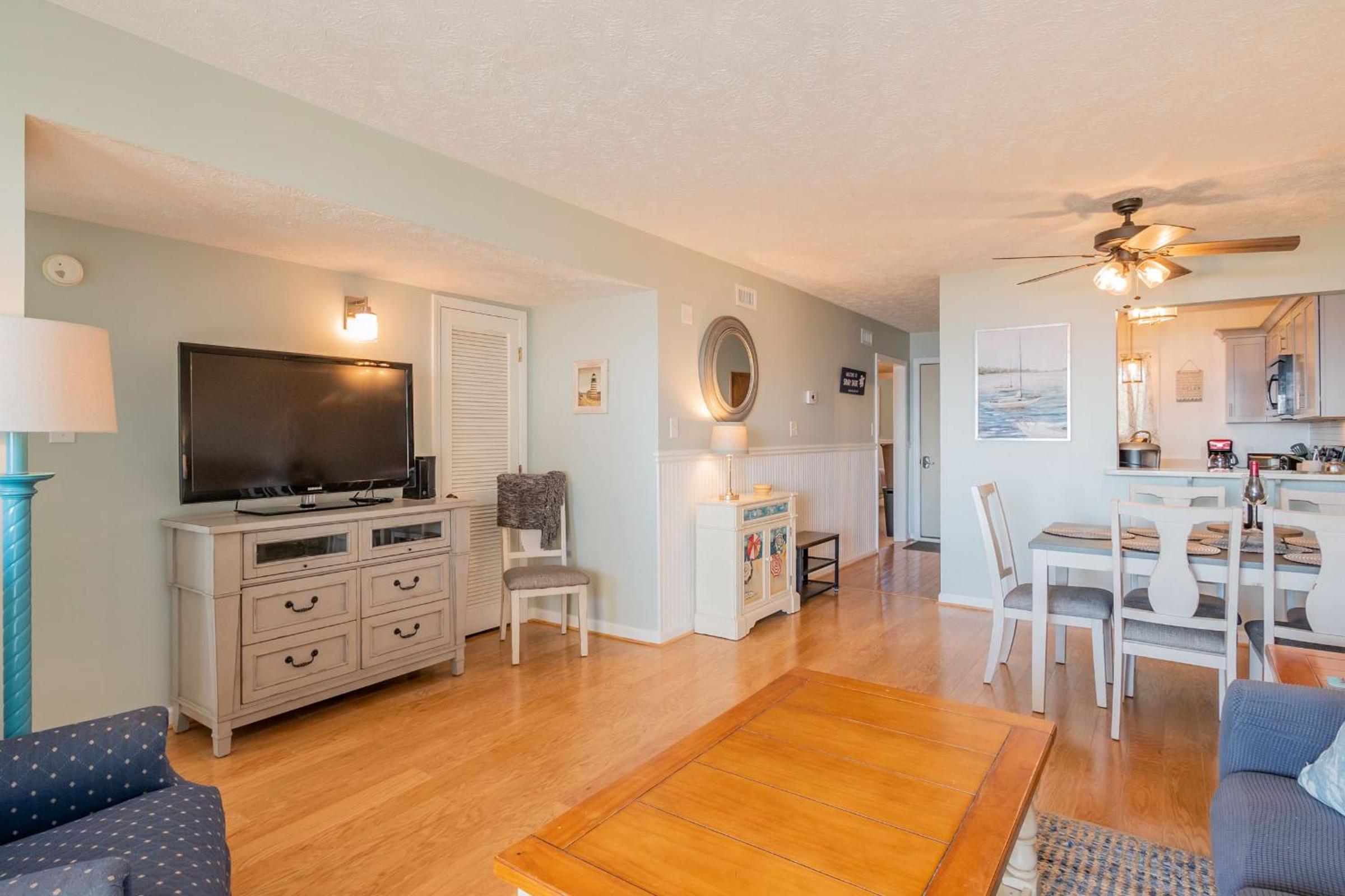 Sandy Shore by Oak Island Accommodations view 4