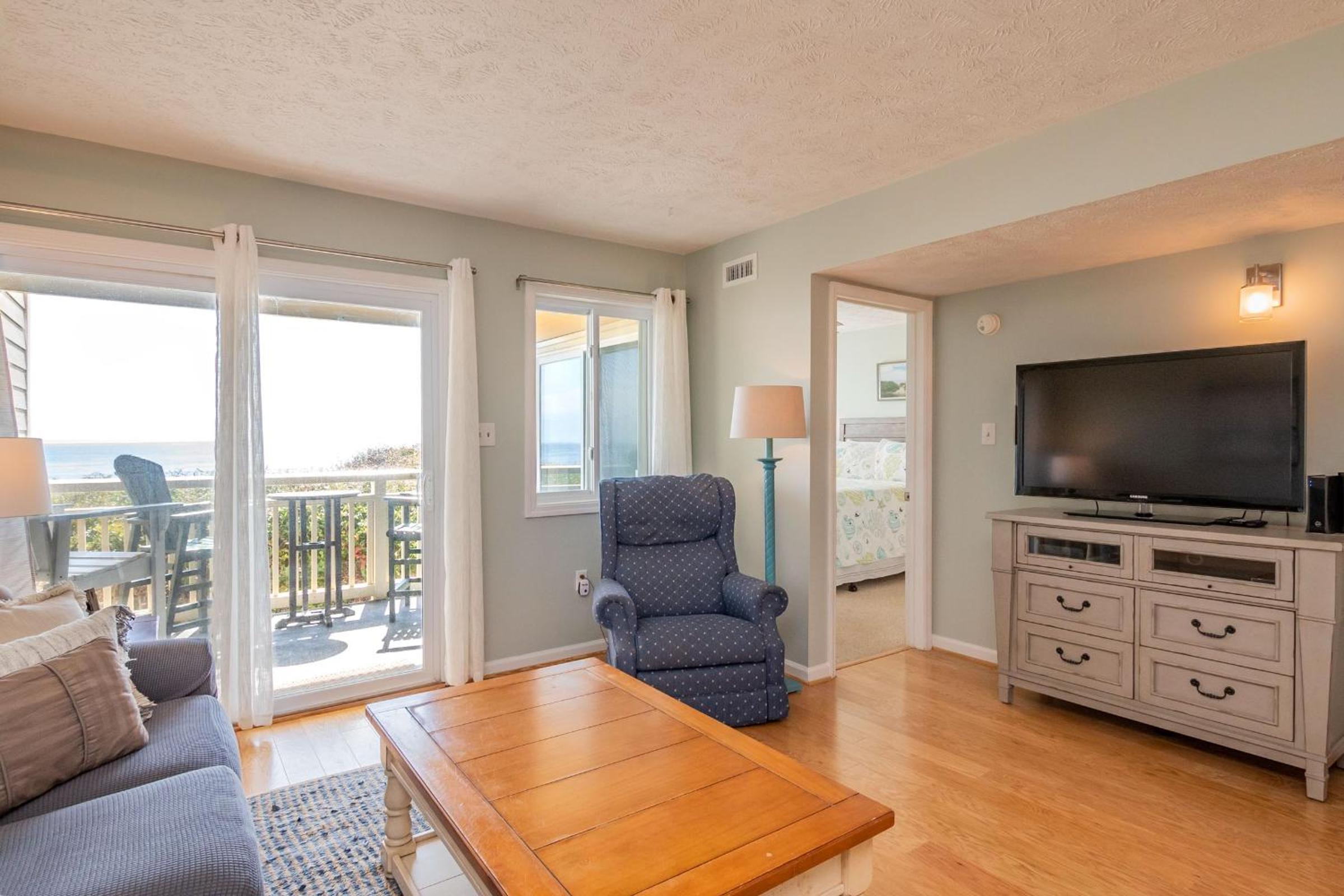 Sandy Shore by Oak Island Accommodations view 5