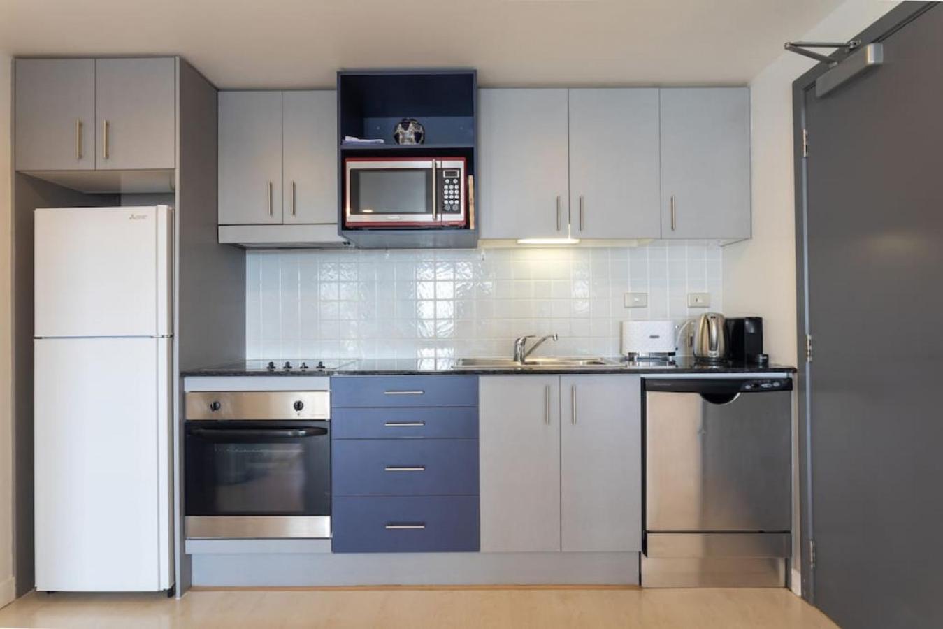 Stunning Light-filled 2Bed w Car Park view 5