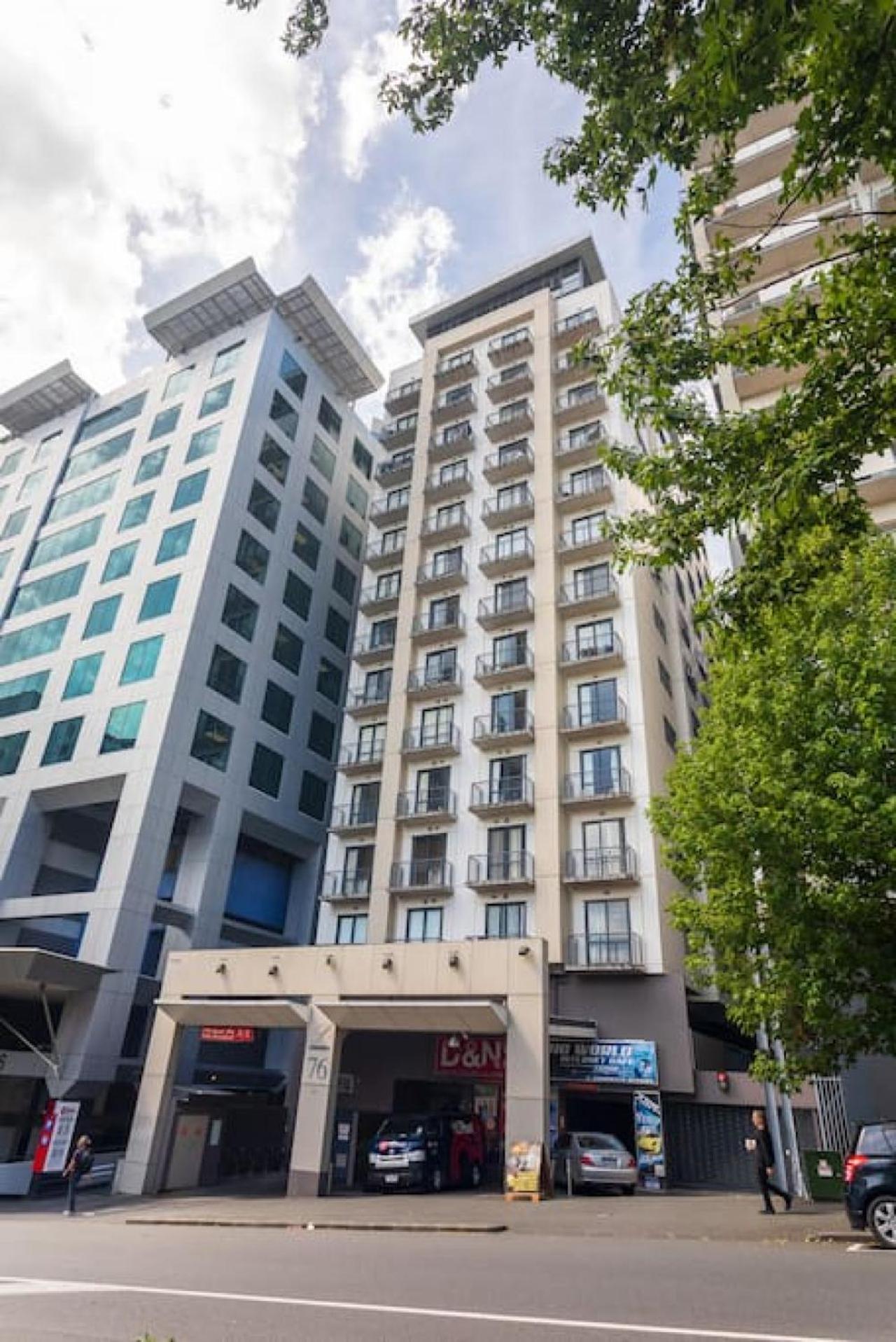 Stunning Light-filled 2Bed w Car Park view 4