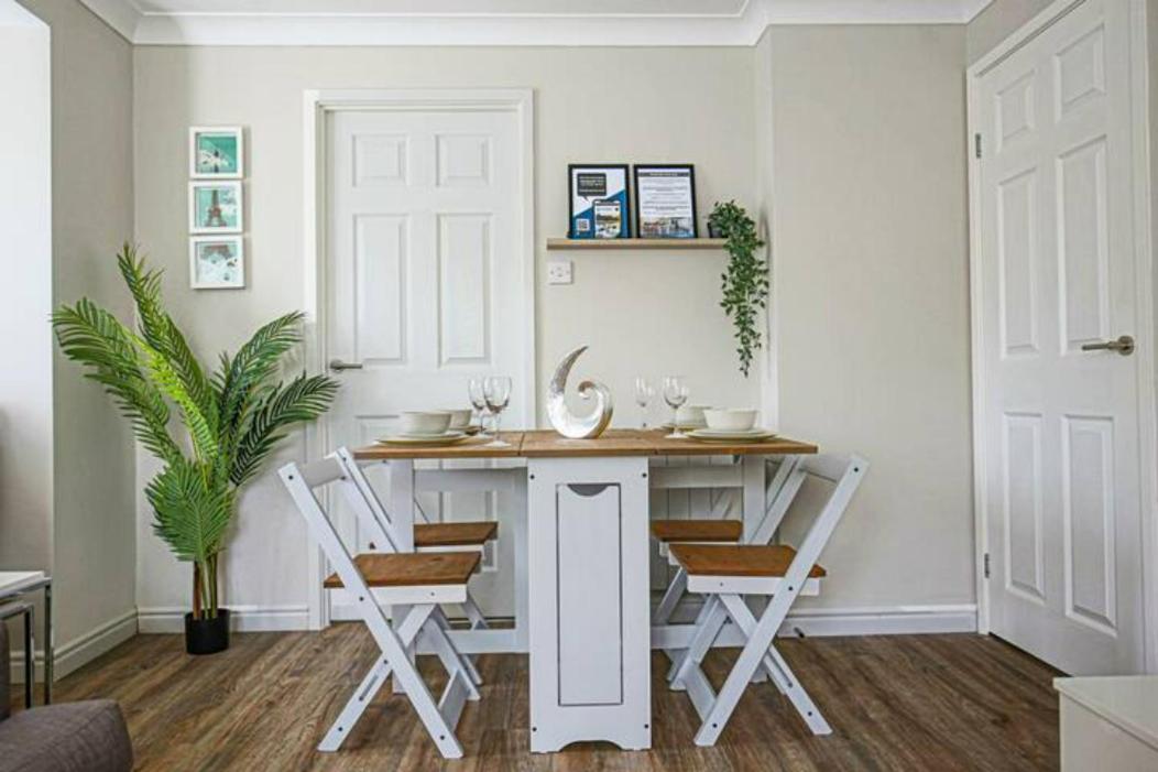Lowndes House - Close to City Centre - Garden, Free Parking and Smart TV by Yoko Property view 3