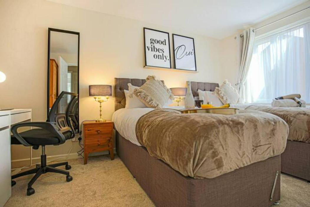 Lowndes House - Close to City Centre - Garden, Free Parking and Smart TV by Yoko Property view 5