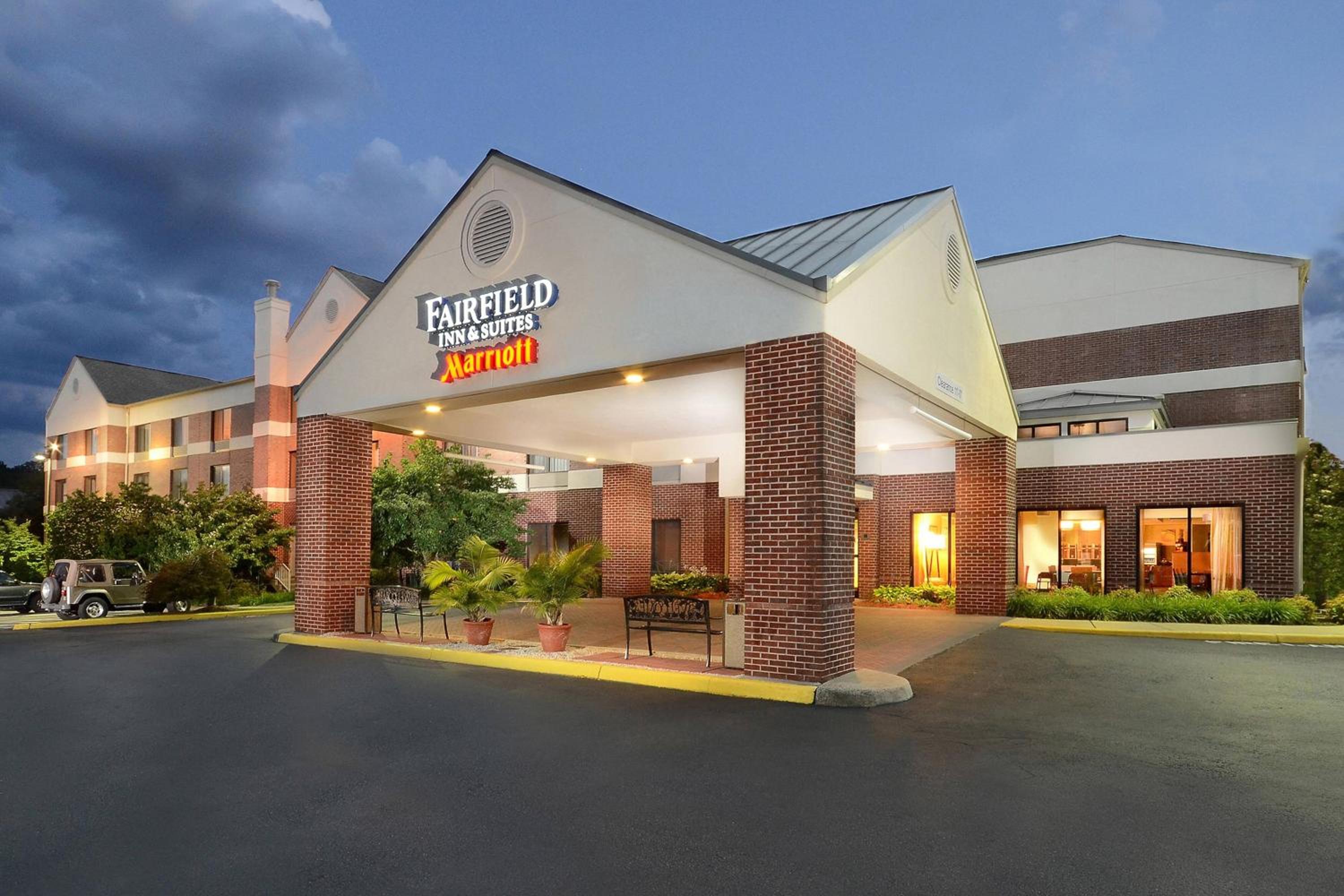 Hotel Fairfield Inn & Suites by Marriott Charlottesville North - Image 1