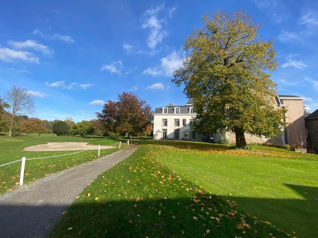 La chambre et le studio du château du golf de Bernalmont