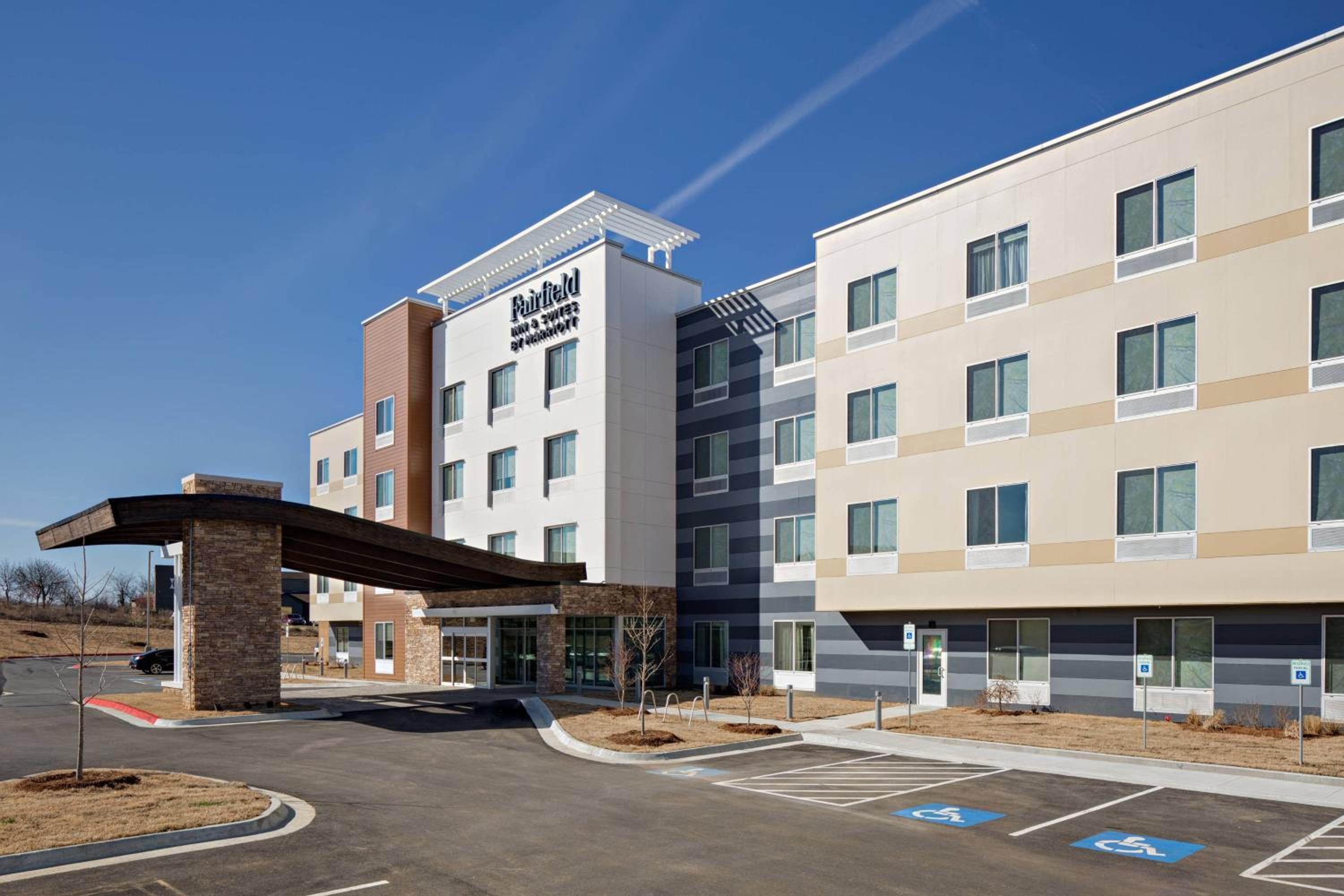 Hotel Fairfield Inn & Suites by Marriott Fayetteville - Image 1