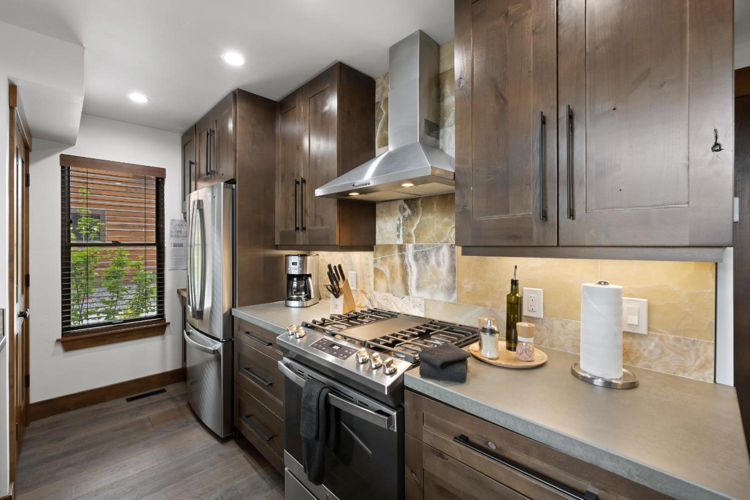 Elk Haven! Two Large Patios, Private Jacuzzi, Indoor/Outdoor Fireplace view 3