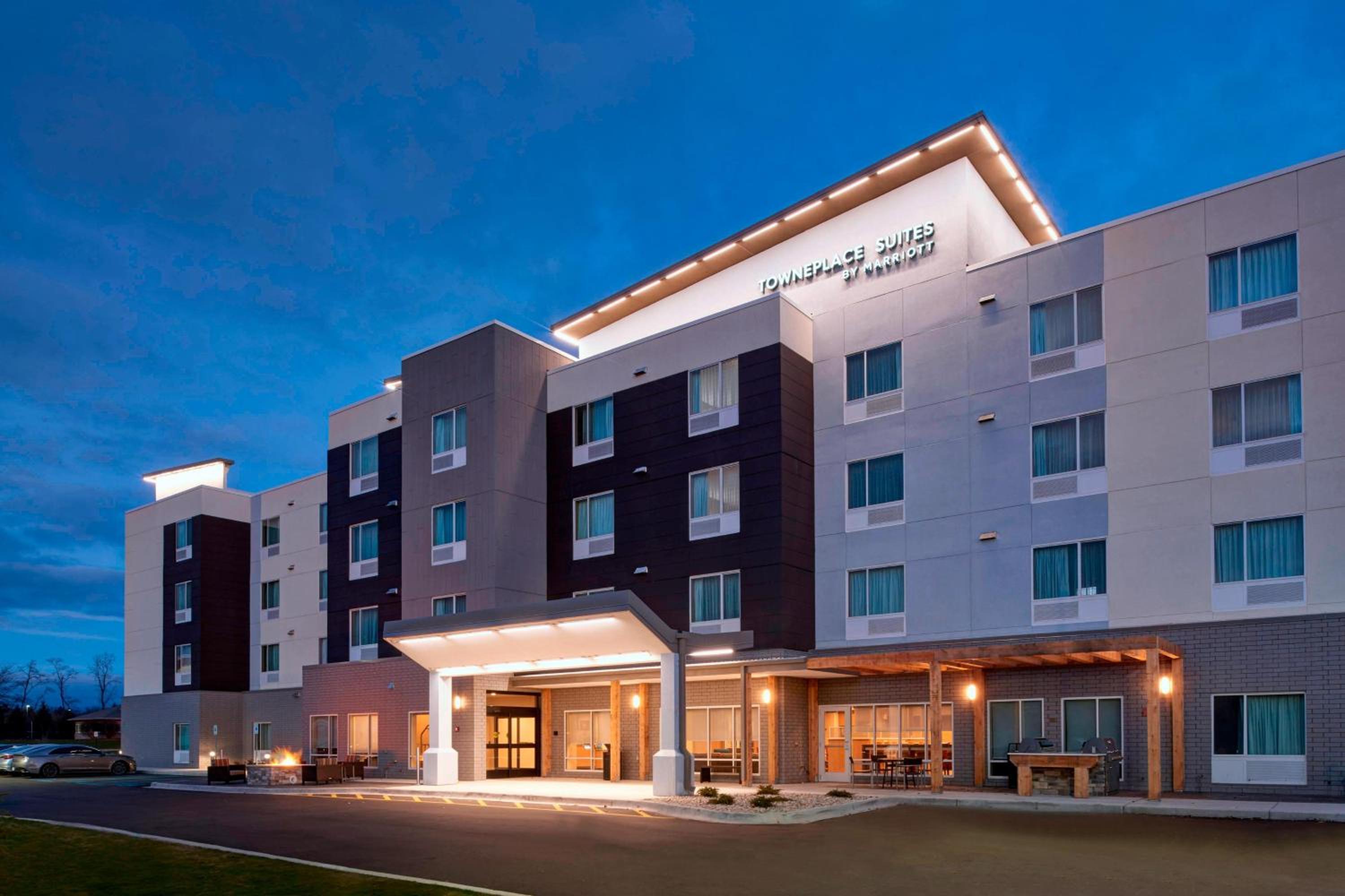Hotel TownePlace Suites by Marriott Grand Rapids Airport - Image 1