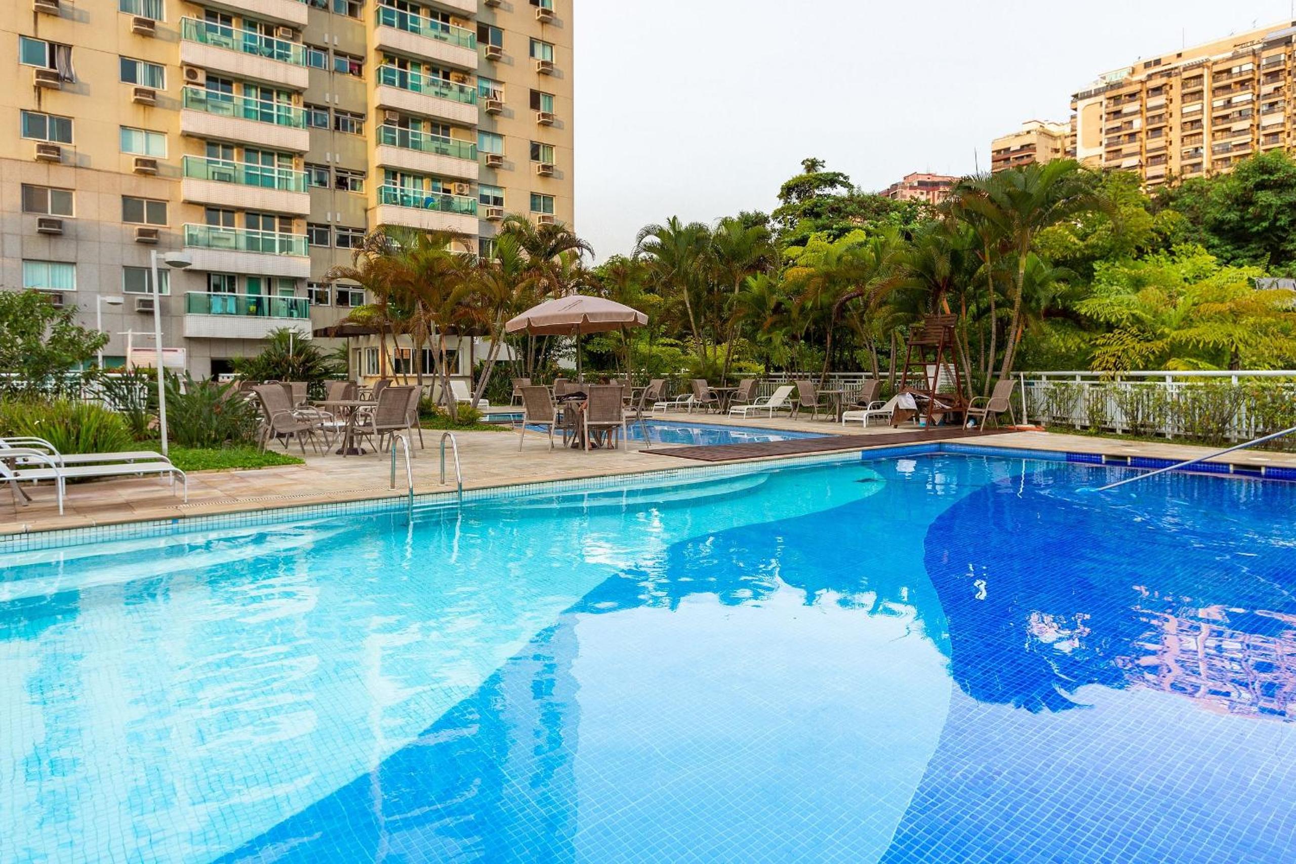 Comfortable 2BDR Apartment with Balcony and Sea View