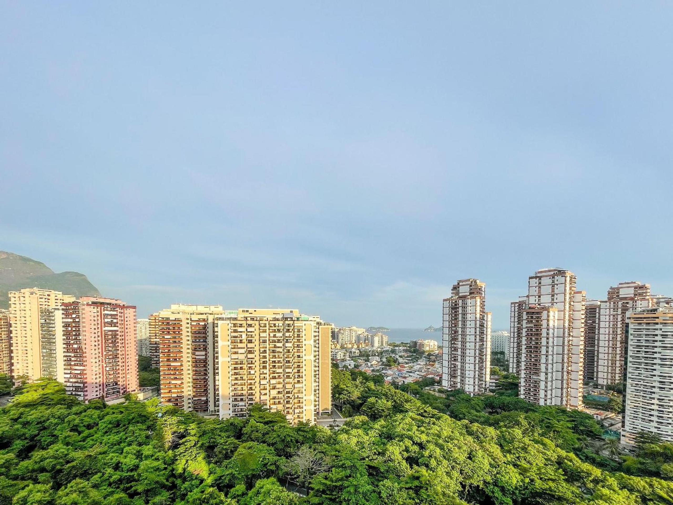 Hotel Confortável apto 2Qtos c/ Varanda e Vista Mar - Image 1