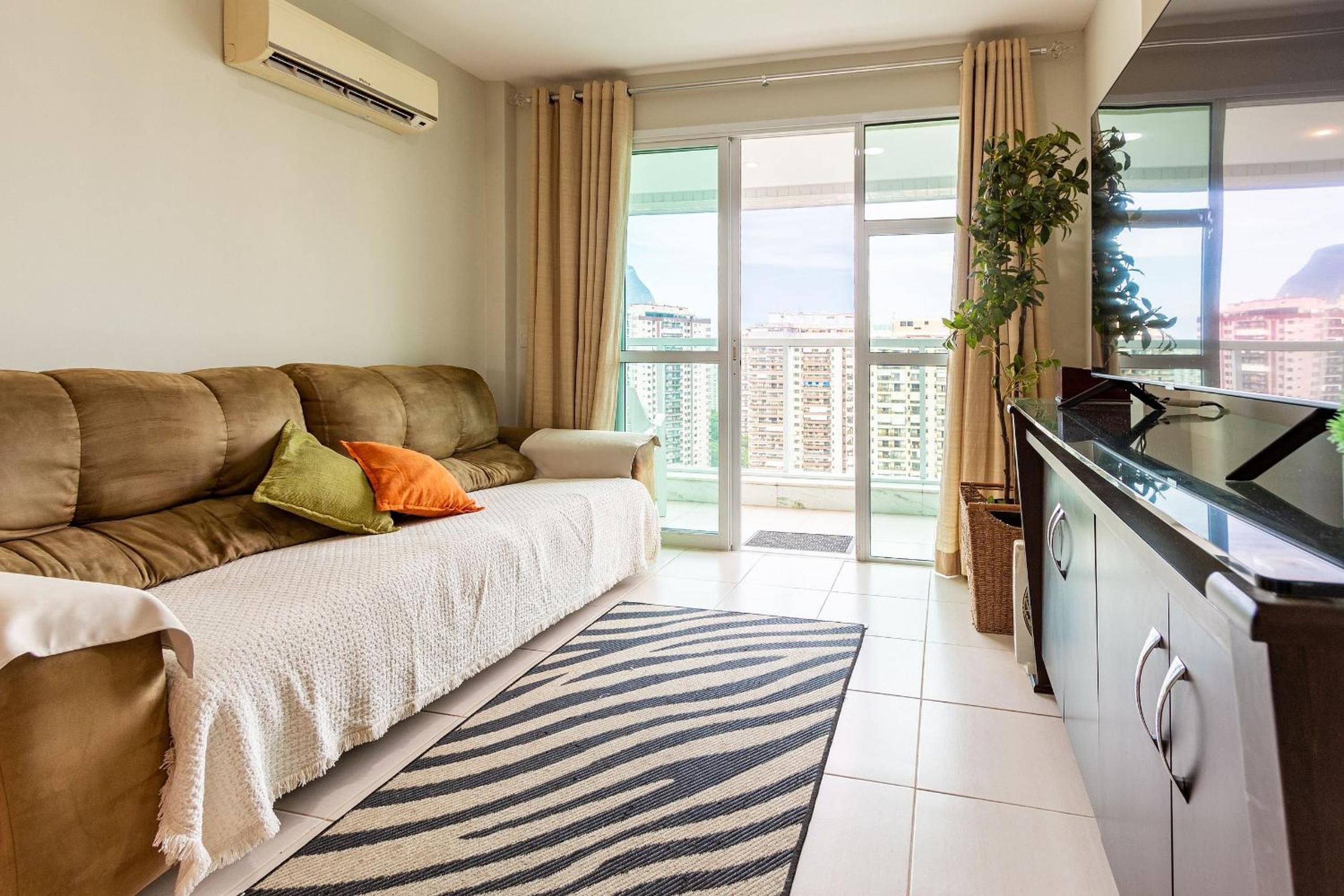 Comfortable 2BDR Apartment with Balcony and Sea View