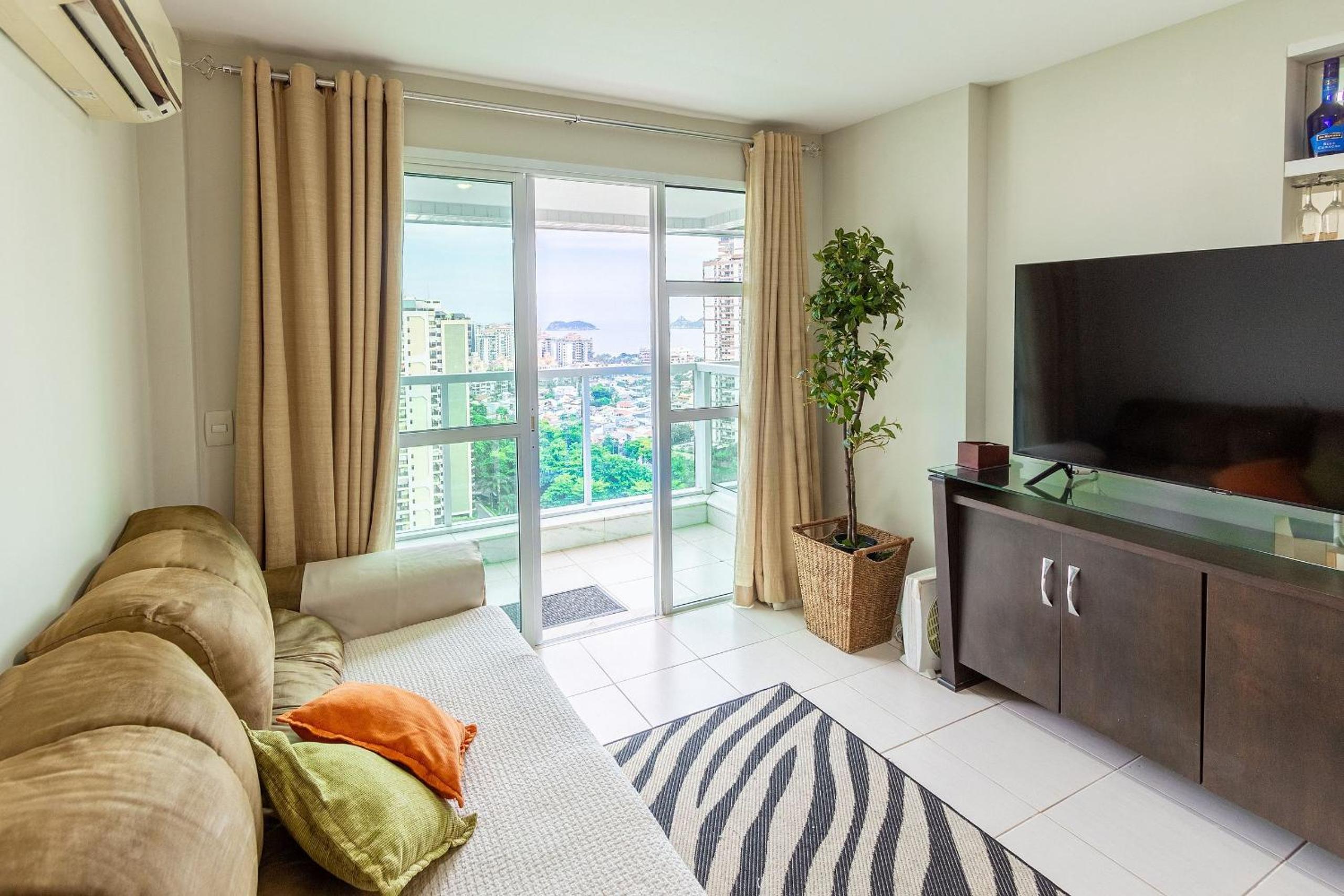 Comfortable 2BDR Apartment with Balcony and Sea View