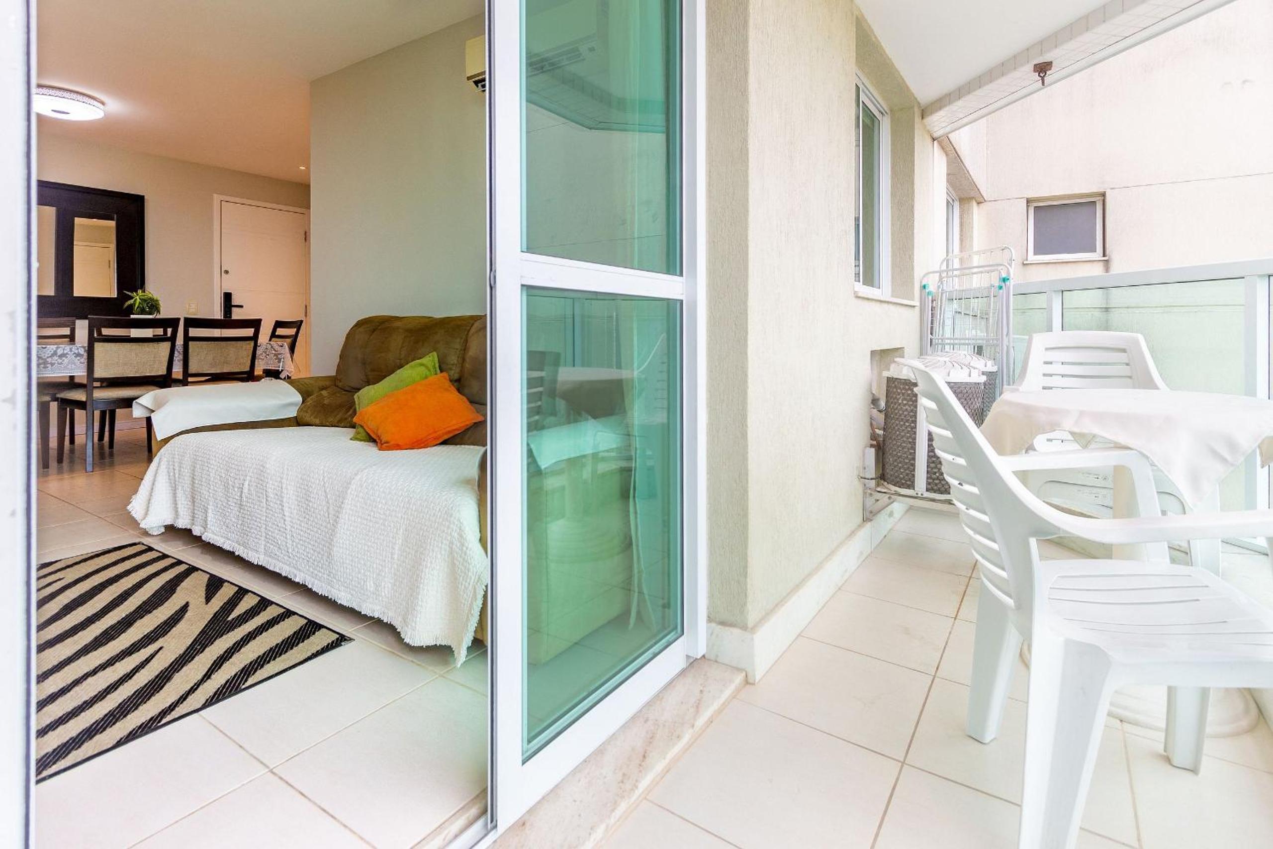 Comfortable 2BDR Apartment with Balcony and Sea View