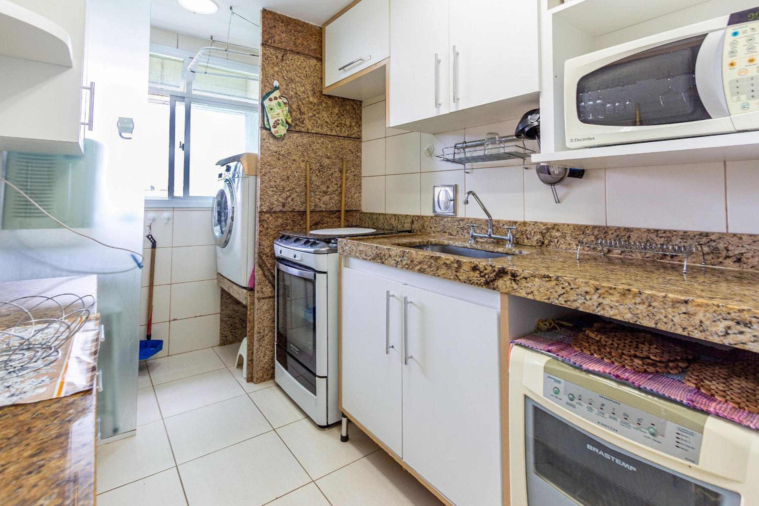 Comfortable 2BDR Apartment with Balcony and Sea View