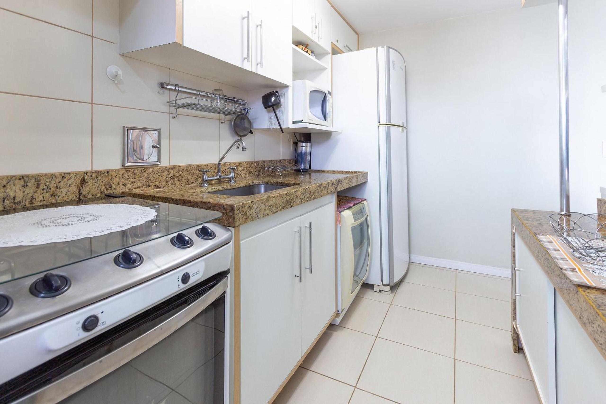 Comfortable 2BDR Apartment with Balcony and Sea View