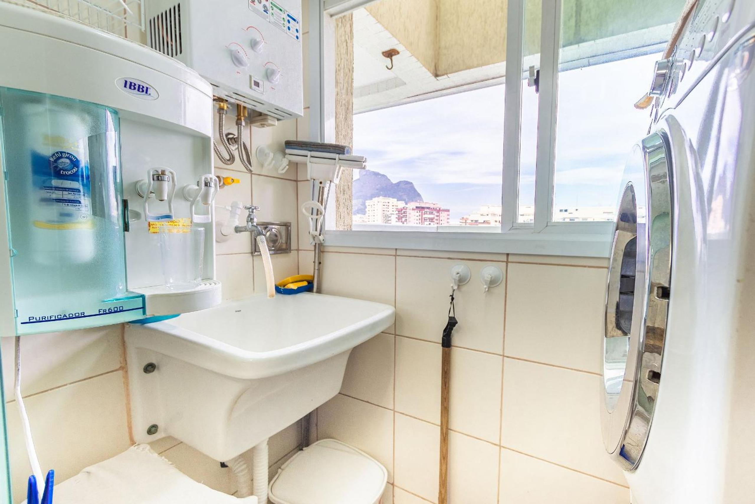Comfortable 2BDR Apartment with Balcony and Sea View