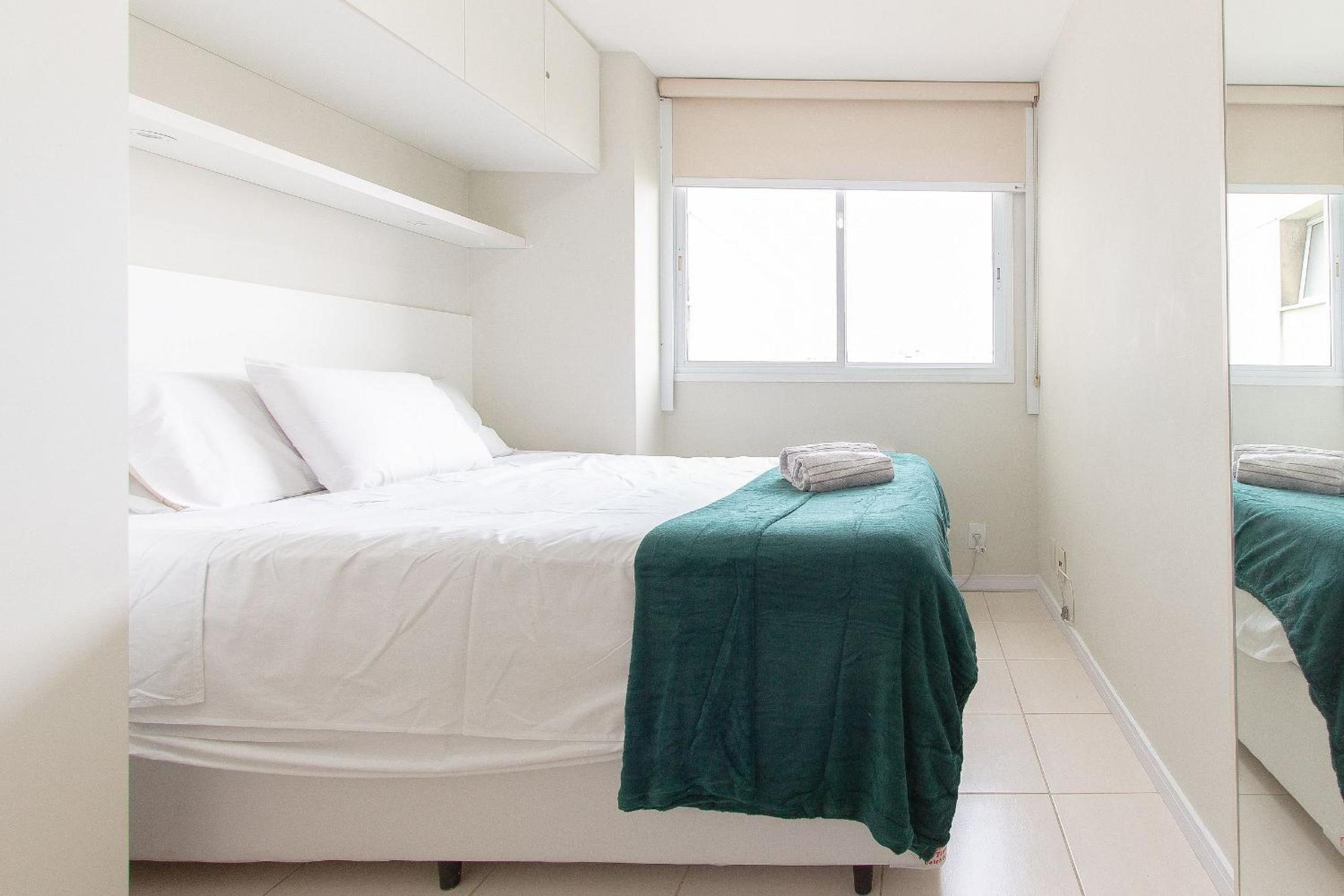 Comfortable 2BDR Apartment with Balcony and Sea View