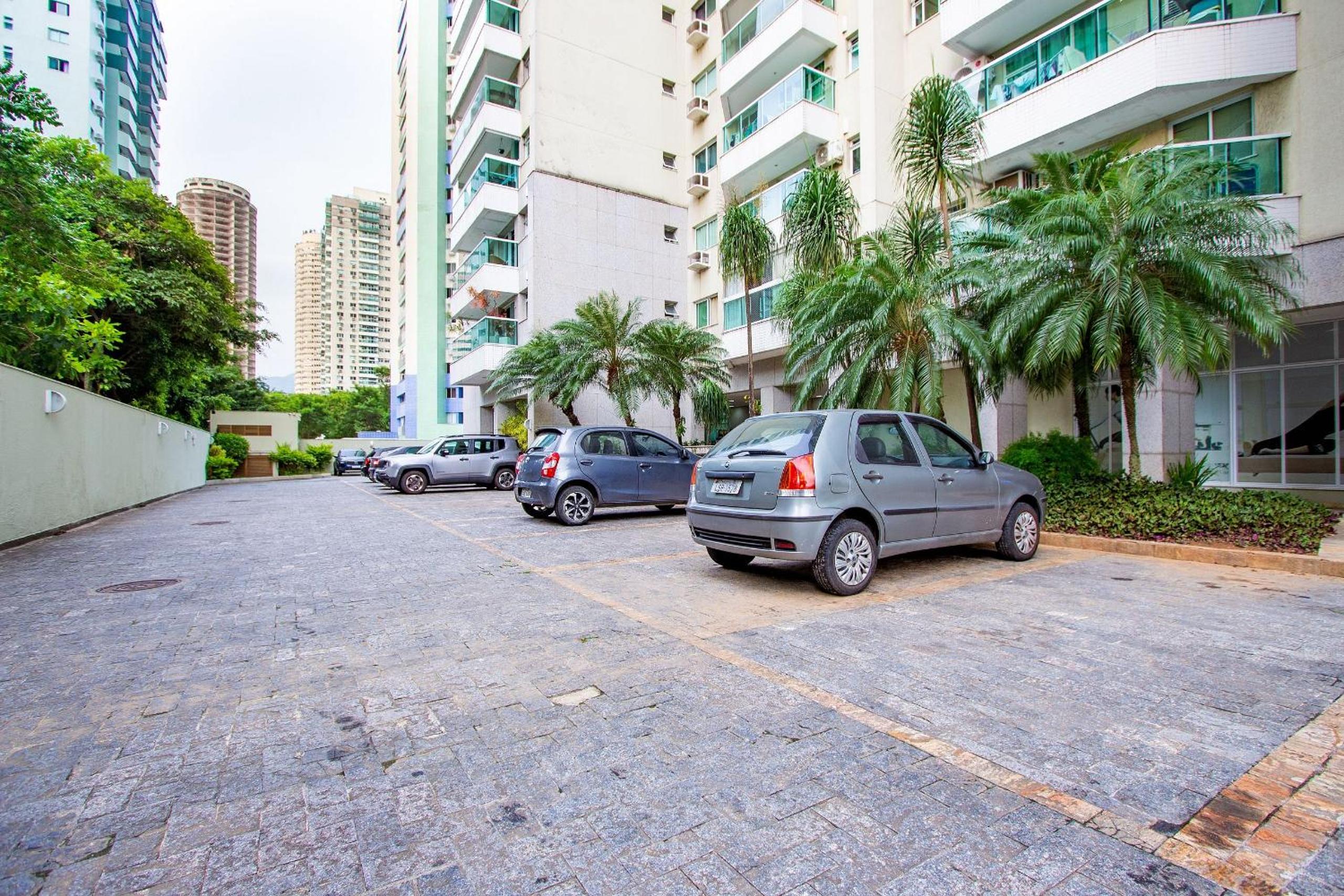 Comfortable 2BDR Apartment with Balcony and Sea View